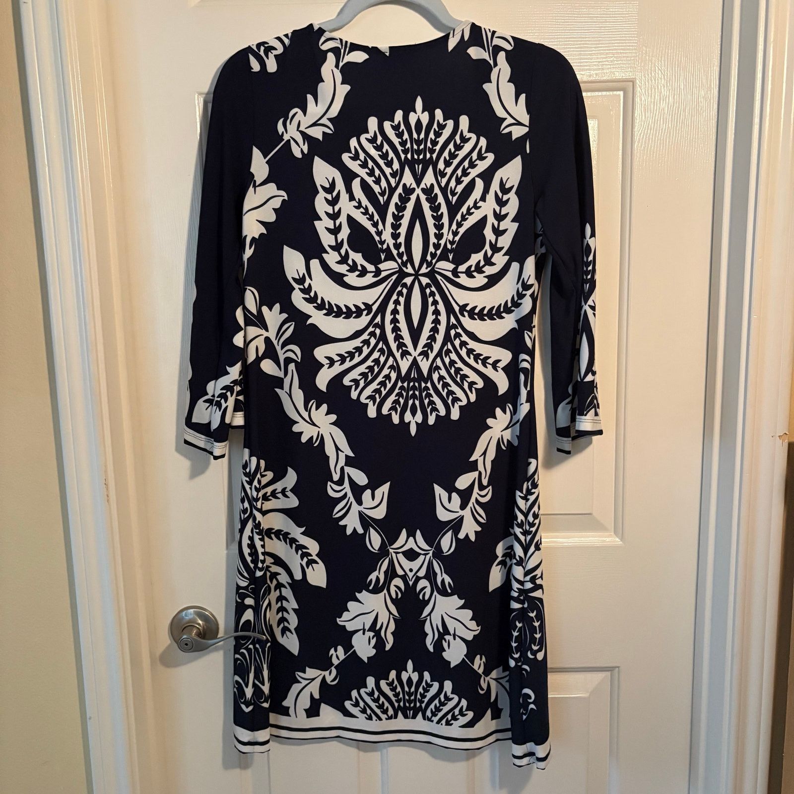 Other Haani Navy White Damask Dress w/ Gold Accent Neckline Size M Size M / US 6-8 / IT 42-44 - 4 Thumbnail