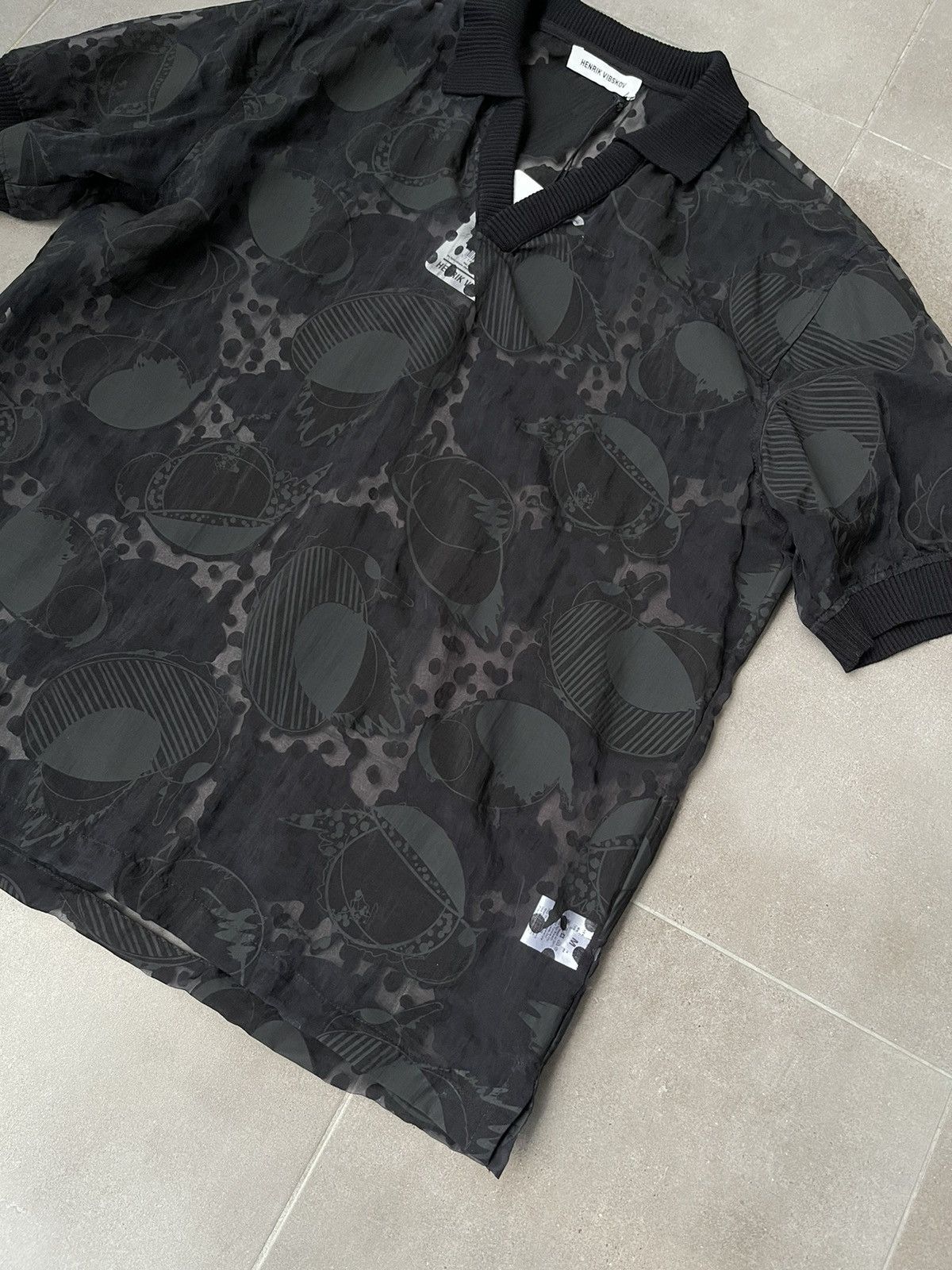 Henrik Vibskov !DS! SS23 Henrik Vibskov The BIG Polo Black Polo Tee Size US M / EU 48-50 / 2 - 12 Thumbnail