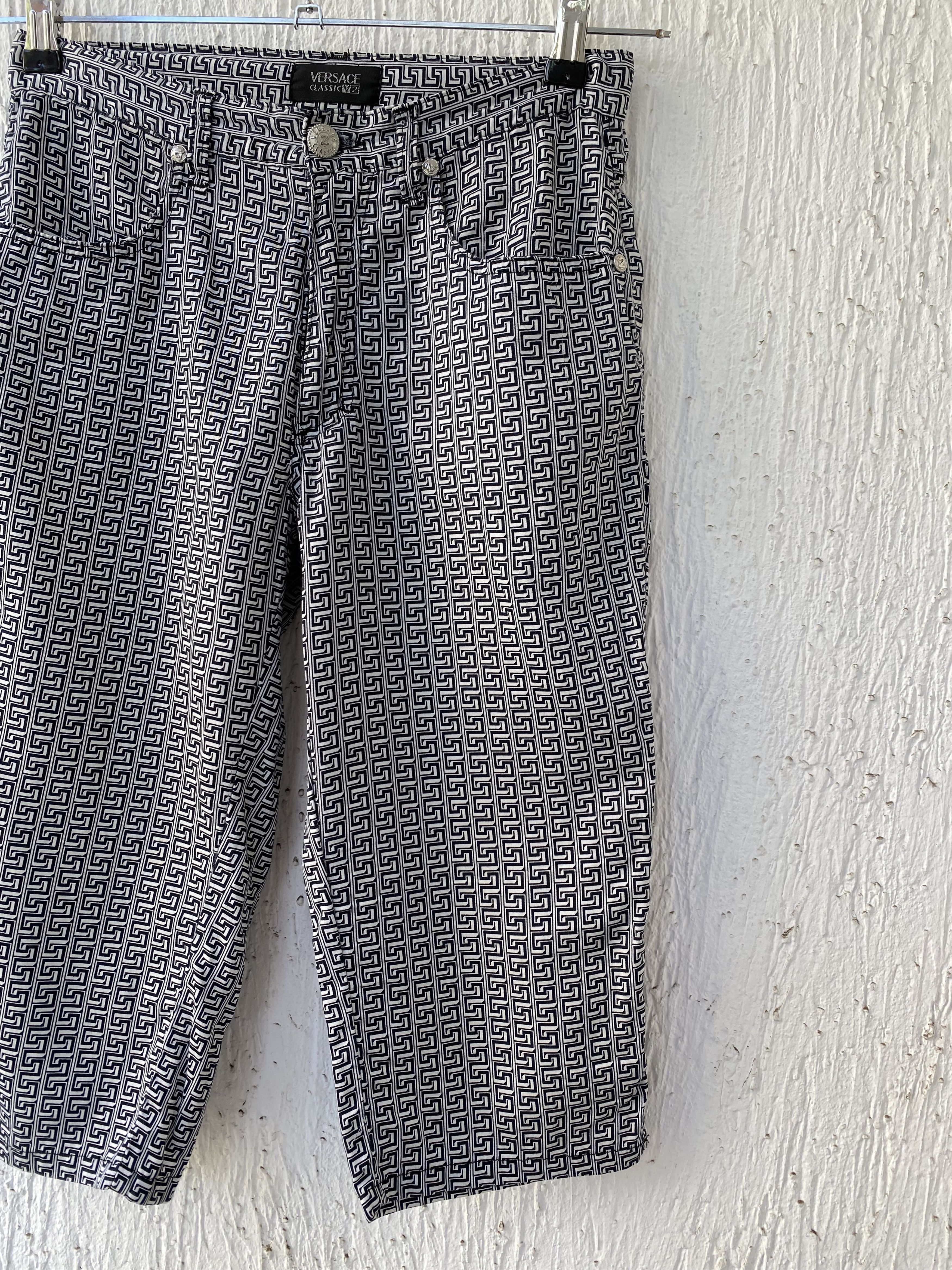 Versace 1990s Greca geometric print cropped trousers Size US 28 / EU 44 - 2 Thumbnail