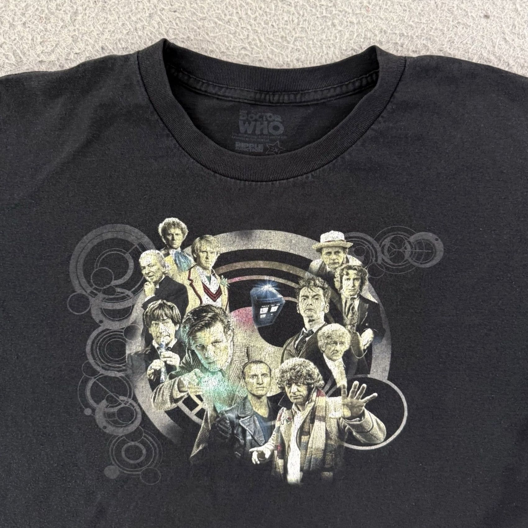 Vintage VINTAGE Doctor Who Shirt Mens 2XL Black TV Promo Sci Fi Short Sleeve Outdoor Y2K Size US XXL / EU 58 / 5 - 3 Thumbnail