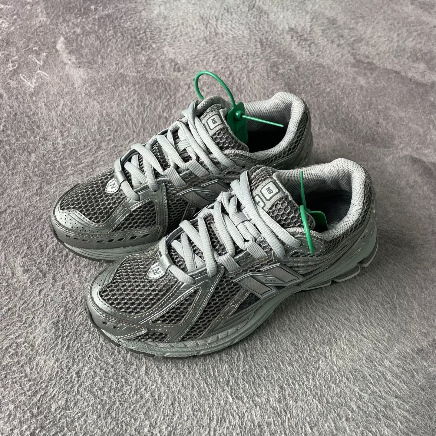 New Balance New Balance Silver Lowtop Sneakers M Men Size US 10 / EU 43 - 1 Thumbnail