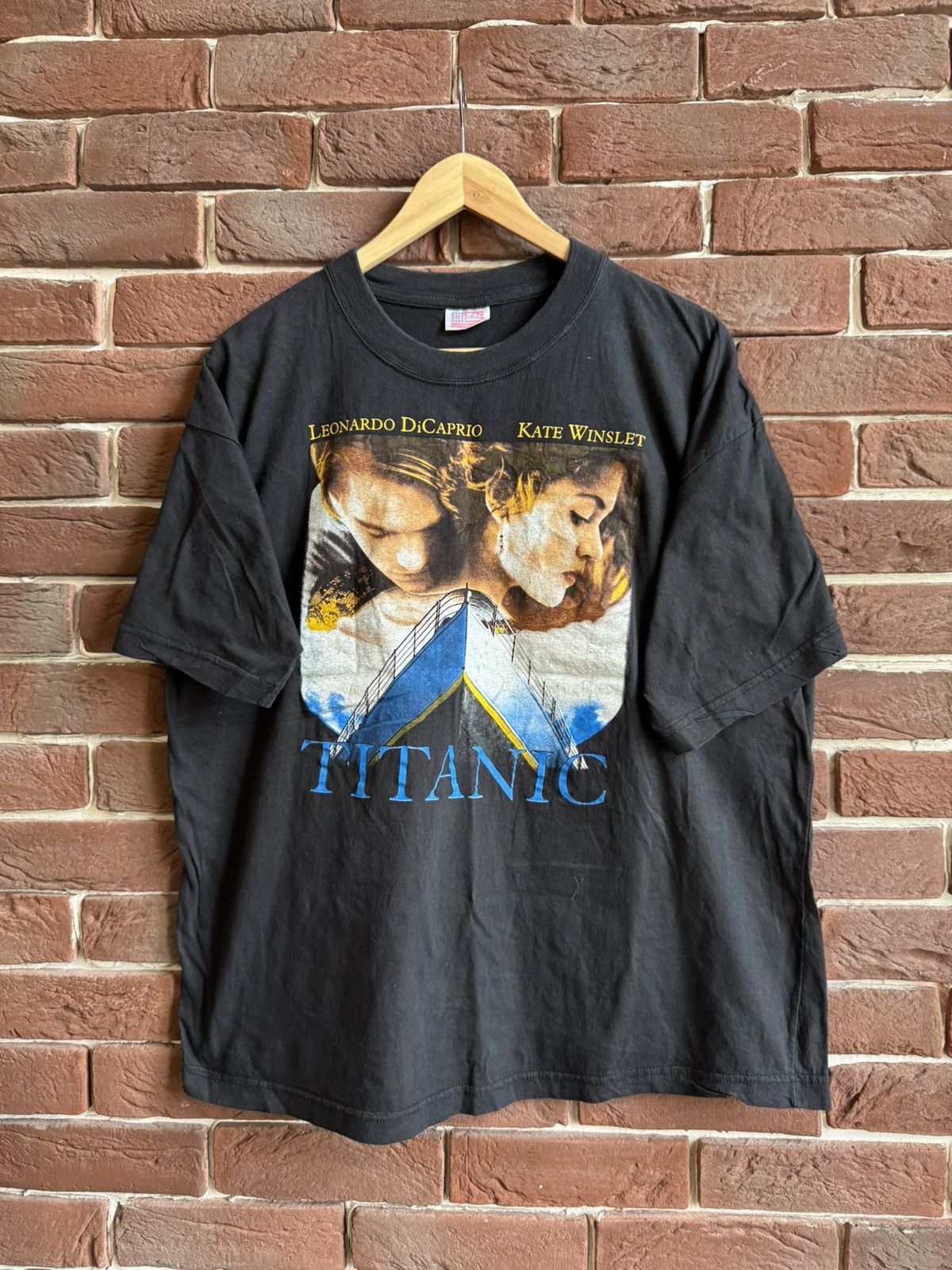 Vintage Rare Leonardo DiCaprio 90s Titanic Vintage Movie Rap Tshirt Size US L / EU 52-54 / 3 - 1 Thumbnail