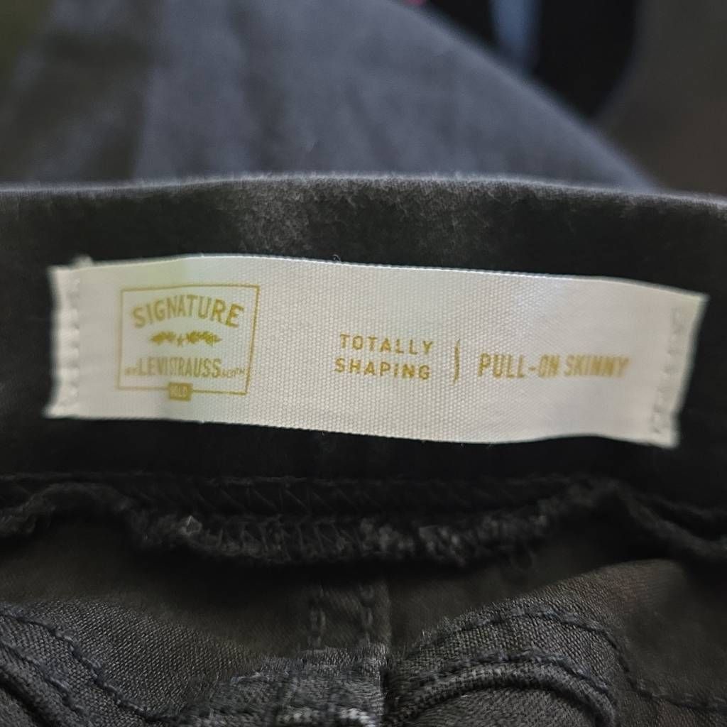 Levi's Signature Levi's Women's Size 6S Totally Shaping Pull On Ski Size 28" / US 6 / IT 42 - 2 Thumbnail