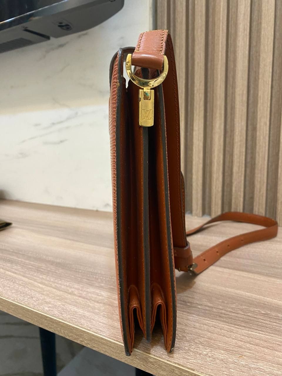 Louis Vuitton Louis Vuitton Epi Leather Capuchin Shoulder Bag Kenyan Brown Size ONE SIZE - 6 Thumbnail