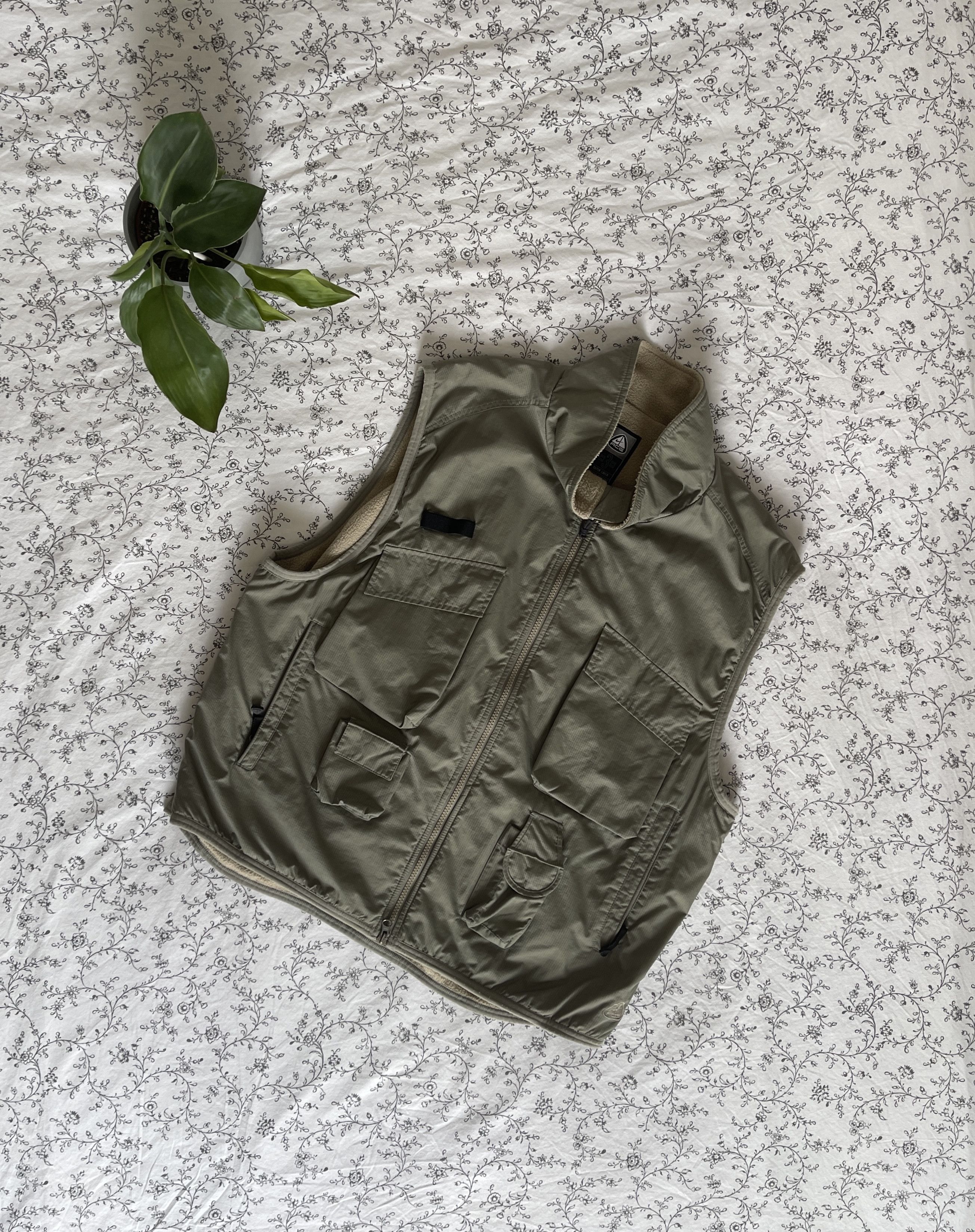 image of Vintage Nike Acg Multi Pocket Lined Utility Vest 90's Y2K in Moss, Men's (Size XL)