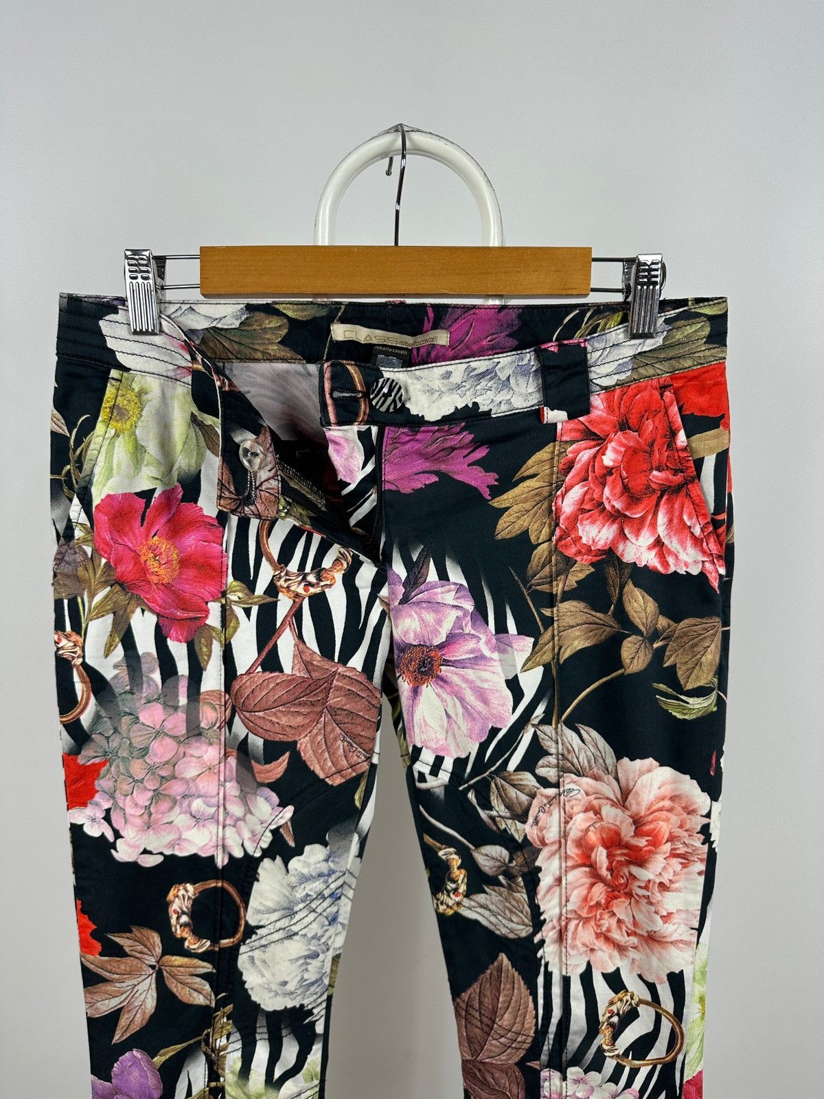 Roberto Cavalli Vintage Roberto Cavalli Class Floral Carpi Cropped Pants Size 32" / US 10 / IT 46 - 9 Thumbnail