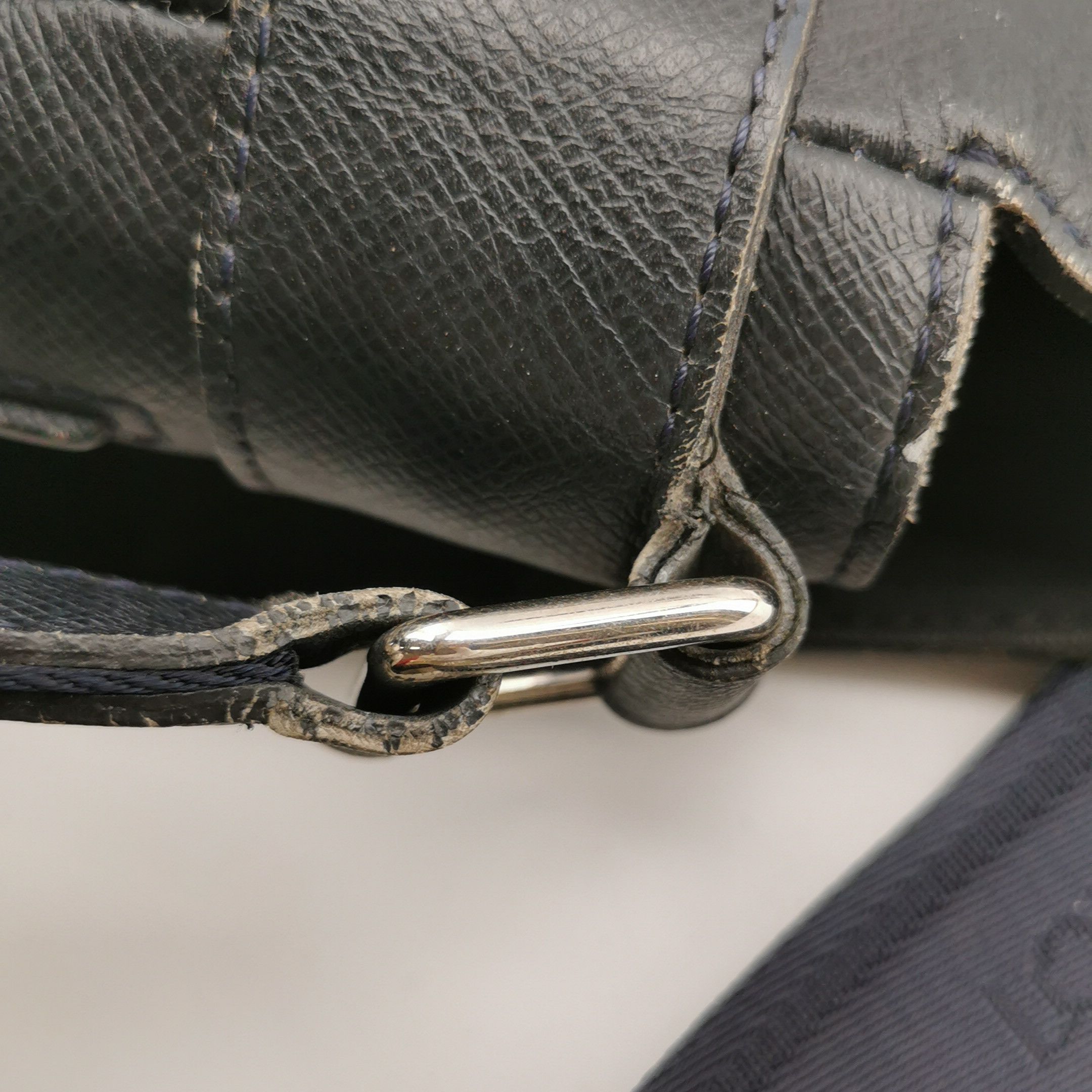 Louis Vuitton Louis Vuitton (LV) Taiga leather solid color flap letter lo Size ONE SIZE - 9 Thumbnail