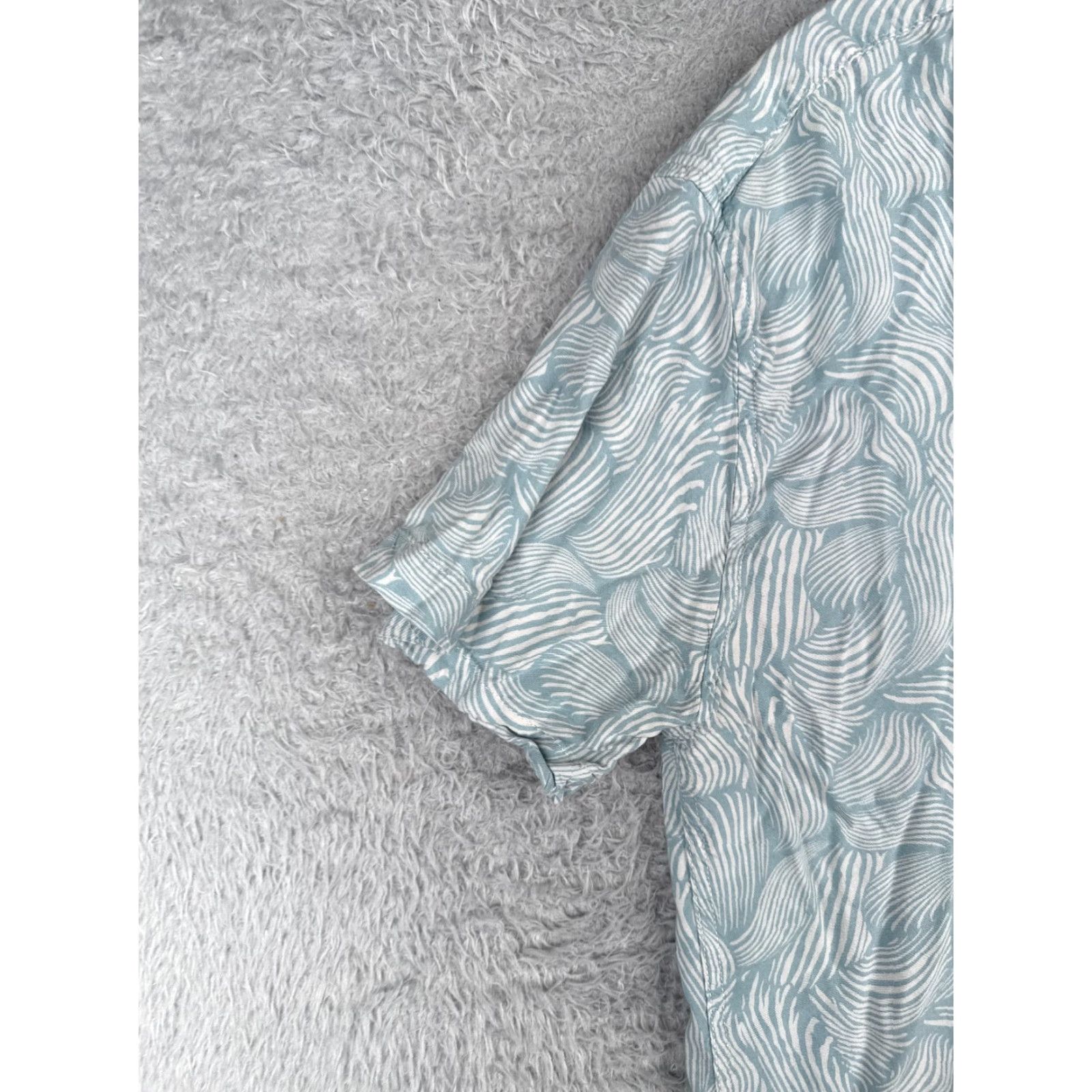 Vintage VINTAGE St. John's Bay Button-Up Hawaiian Shirt Men XL Blue White Waves 100% Rayon Floral Short Sleeve Mens Size US XL / EU 56 / 4 - 3 Thumbnail