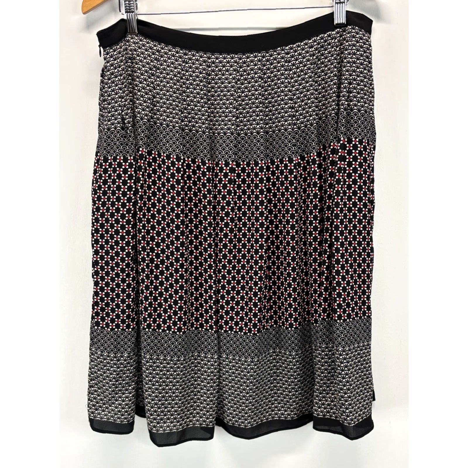 Talbots Talbots Pleated Flowy Skirt 14 Size Knee Length Black White Red Multicolor VGUC Regular Zip Polyester Blend Women Skirt Knee Length Pleated Size 36" / US 14 / IT 50 - 3 Thumbnail