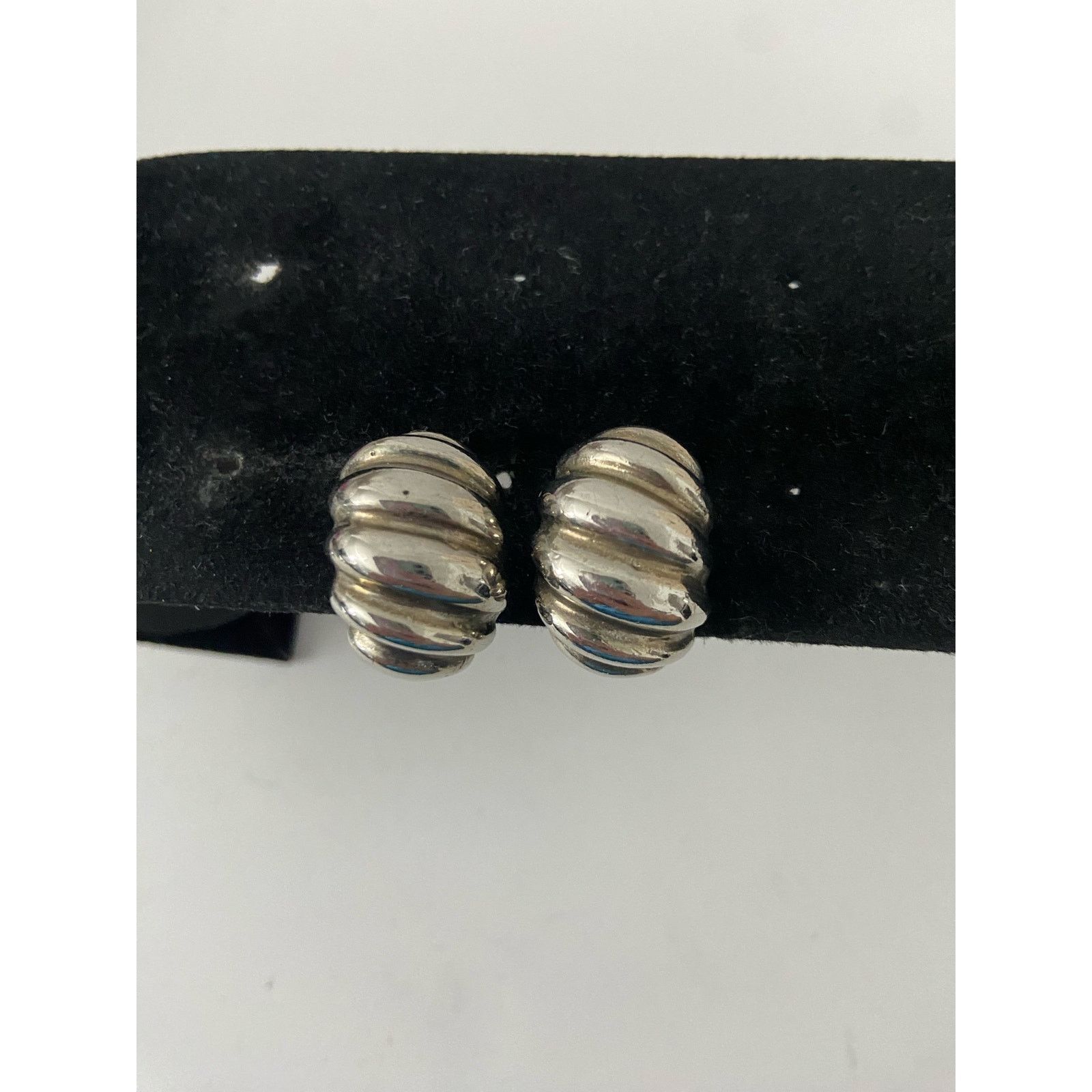 Vintage Vintage dome earrings clip on silver tone Size ONE SIZE - 1 Thumbnail