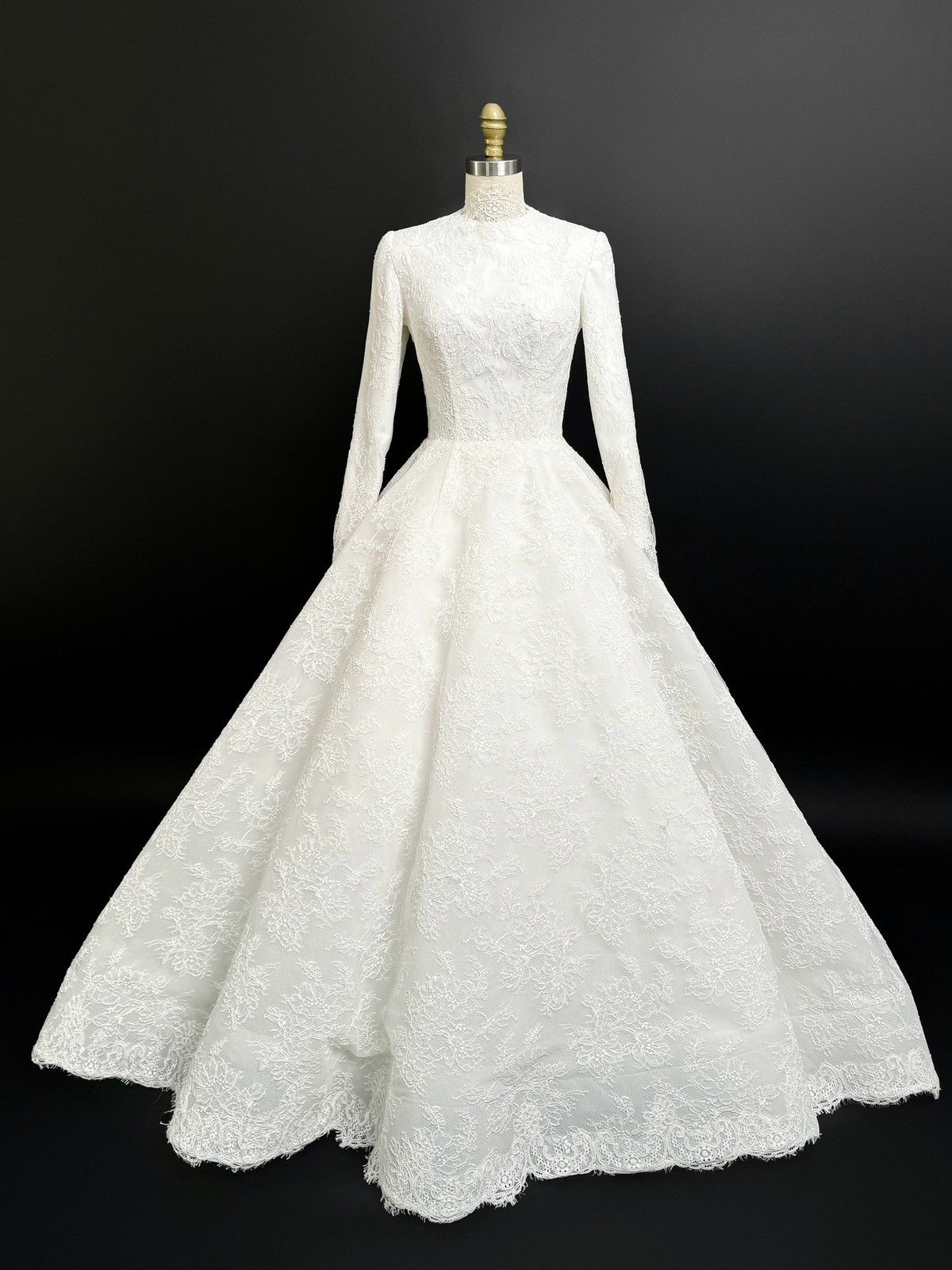 Other Preloved US 4 Anna Augusta Chantilly Corded Lace Bridal Gown Size S / US 4 / IT 40 - 1 Thumbnail
