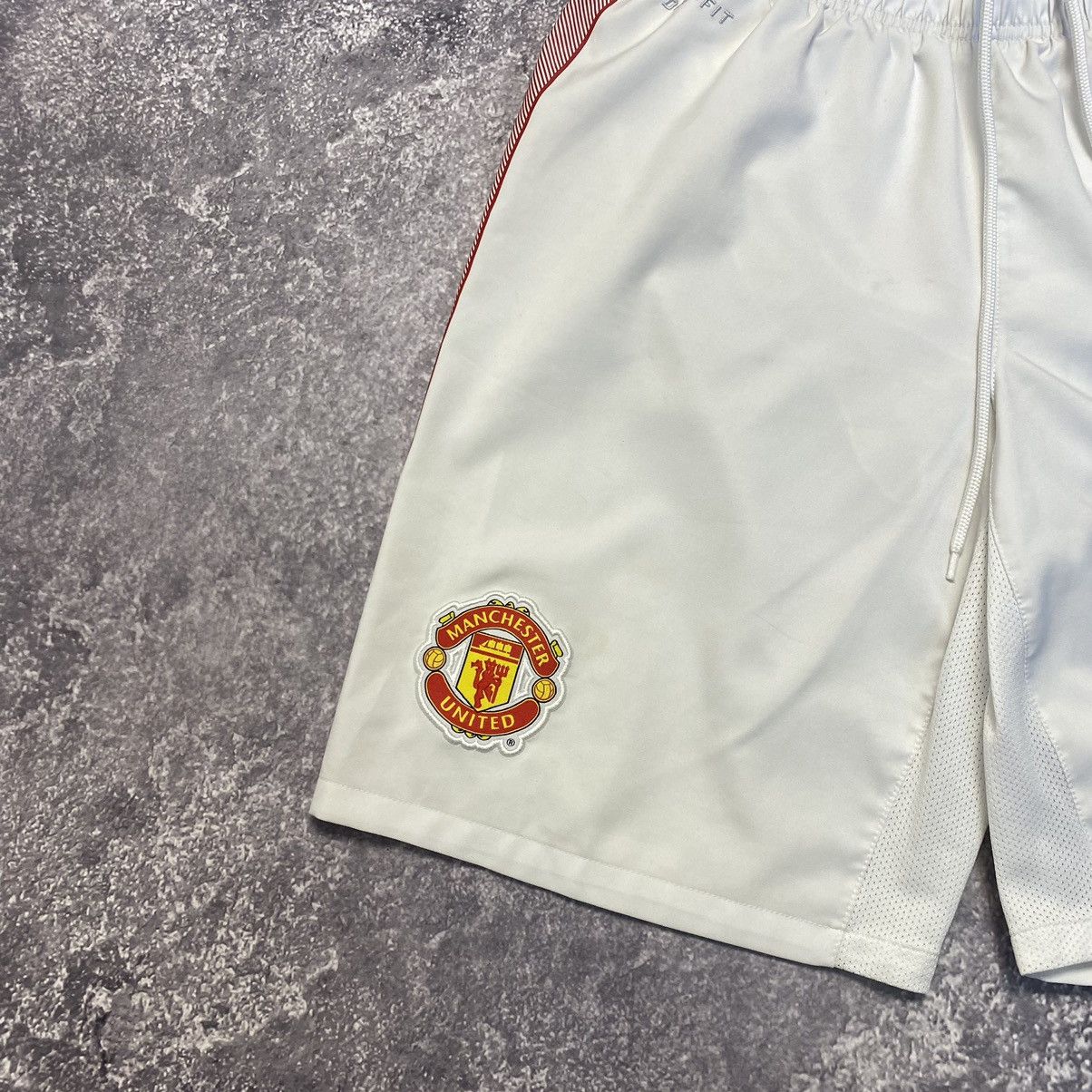 Nike Vintage Nike Manchester United Small Logo White shorts Size US 30 / EU 46 - 4 Thumbnail