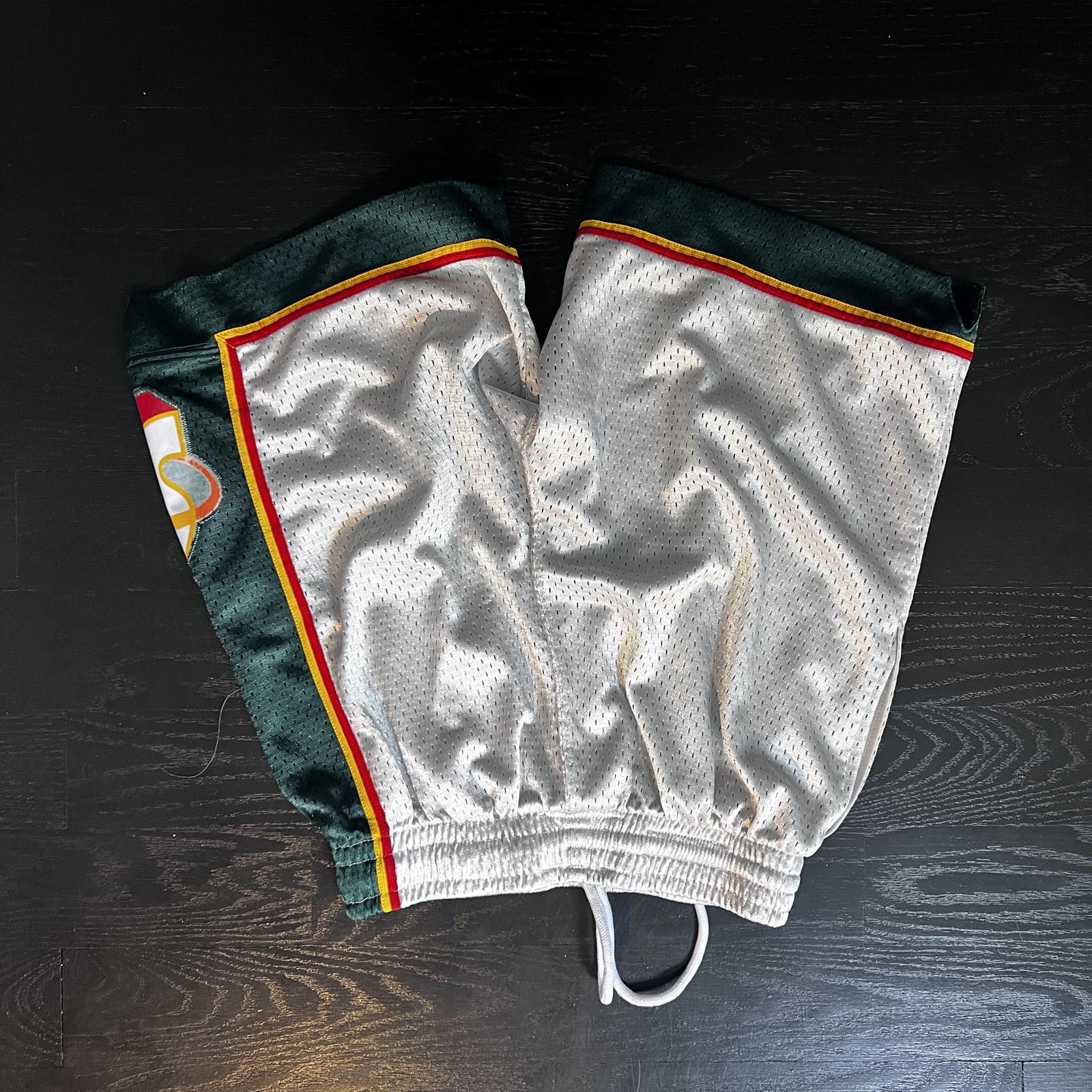 Mitchell & Ness Mitchell & Ness Seattle SuperSonics White Basketball Shorts Size US 30 / EU 46 - 6 Thumbnail