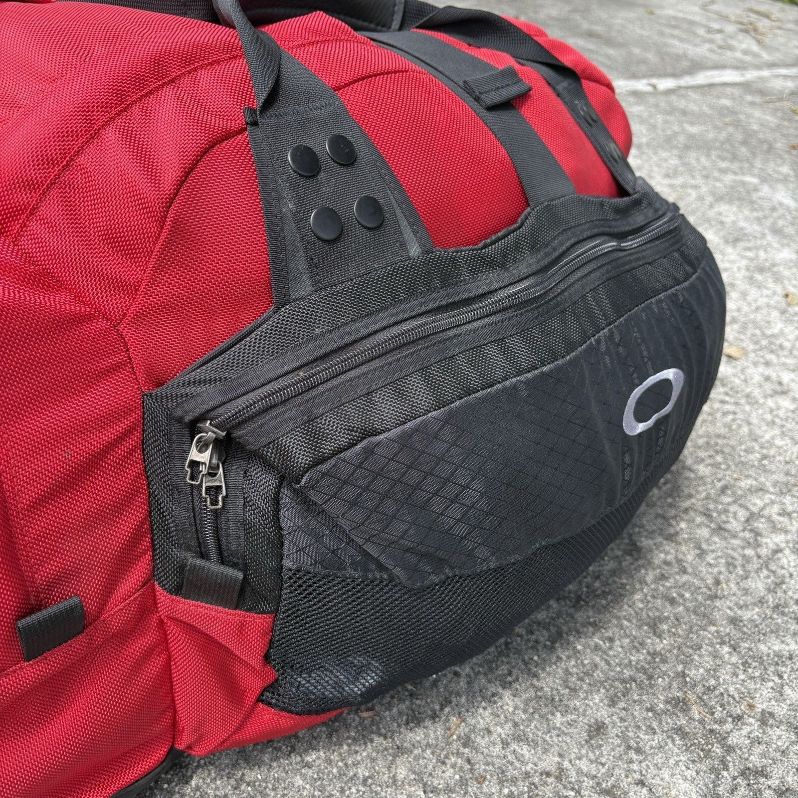 Oakley × Vintage Vintage Oakley Icon Duffle Bag Red Black Hot Tub Software Size ONE SIZE - 10 Thumbnail