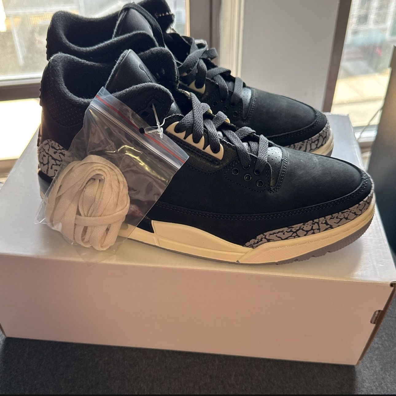 Jordan Brand × Nike Air Jordan 3 Off Nior Size Size US 8.5 / EU 41-42 - 2 Thumbnail