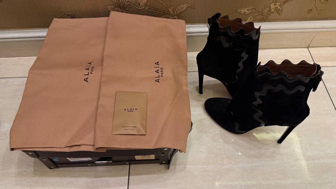 Alaia Alaia Womens Suede Peep Toe High Heel Ankle Boots Black Size Size US 5.5 / IT 35.5 - 2 Thumbnail
