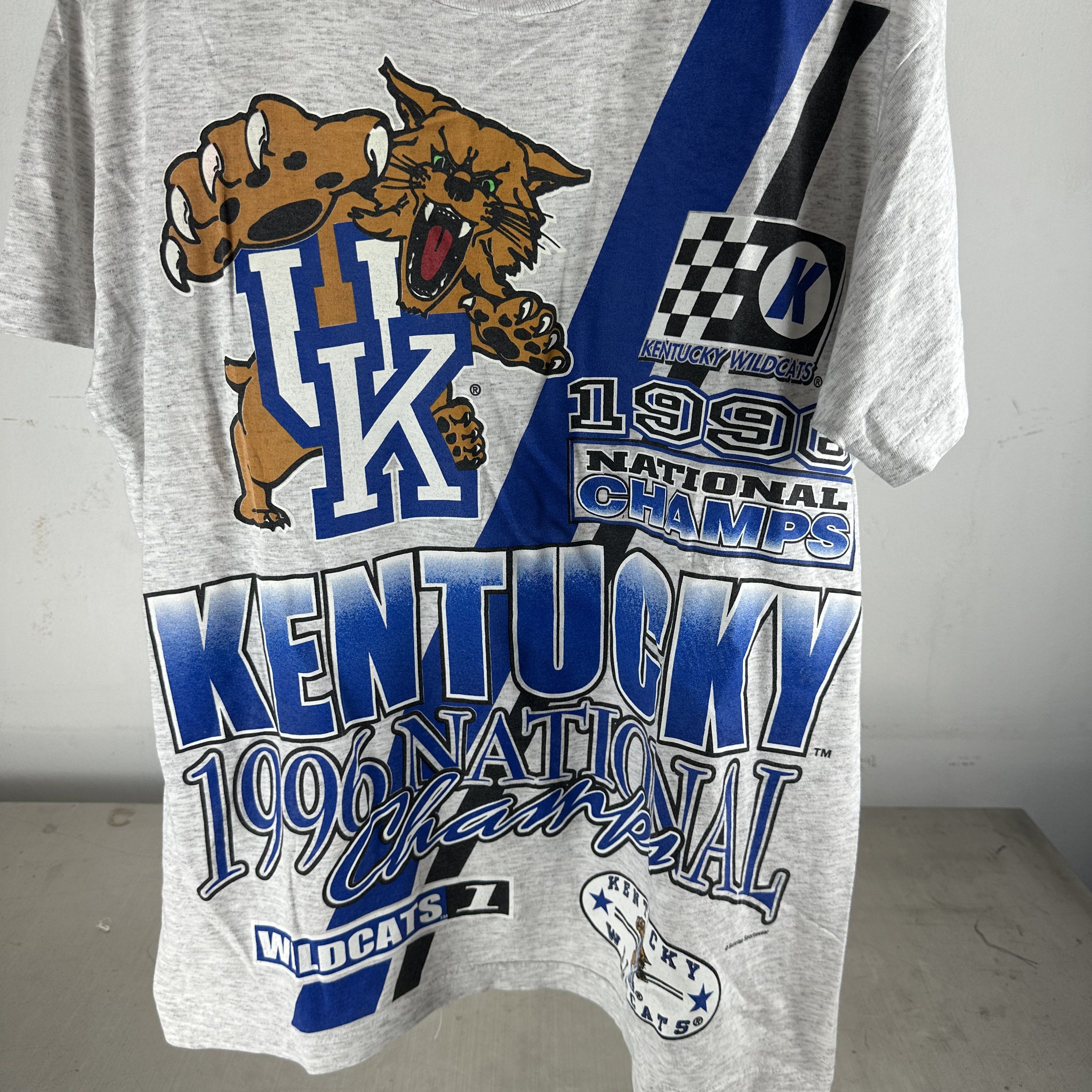 Vintage Vintage 1996 Kentucky Wildcats NCAA National Champs T-Shirt Size US L / EU 52-54 / 3 - 2 Thumbnail