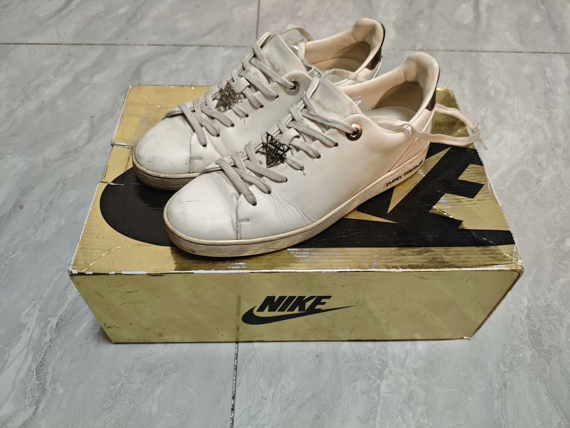 Louis Vuitton Louis Vuitton White Lowtop Sneakers us_7 Women Size US 7 / IT 37 - 1 Thumbnail