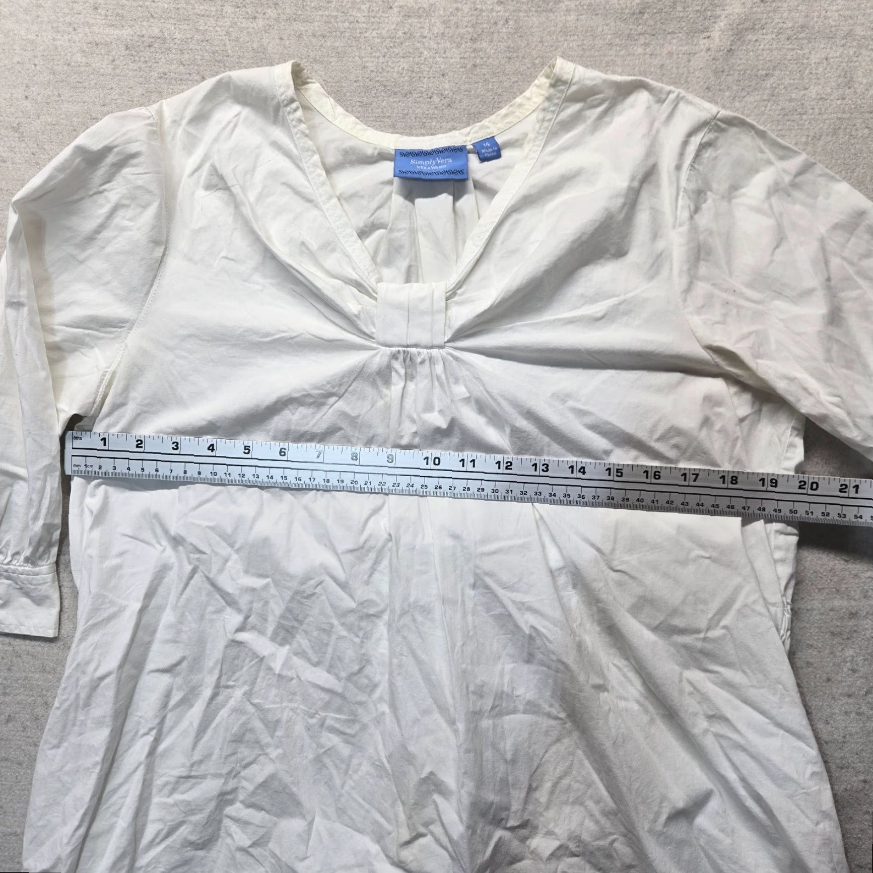 Vintage VINTAGE? No, it's not vintage. Simply Vera Wang Shirt Solid White V Neck Ruffle Half Sleeve Adult Women's 14 Size XL / US 12-14 / IT 48-50 - 3 Thumbnail