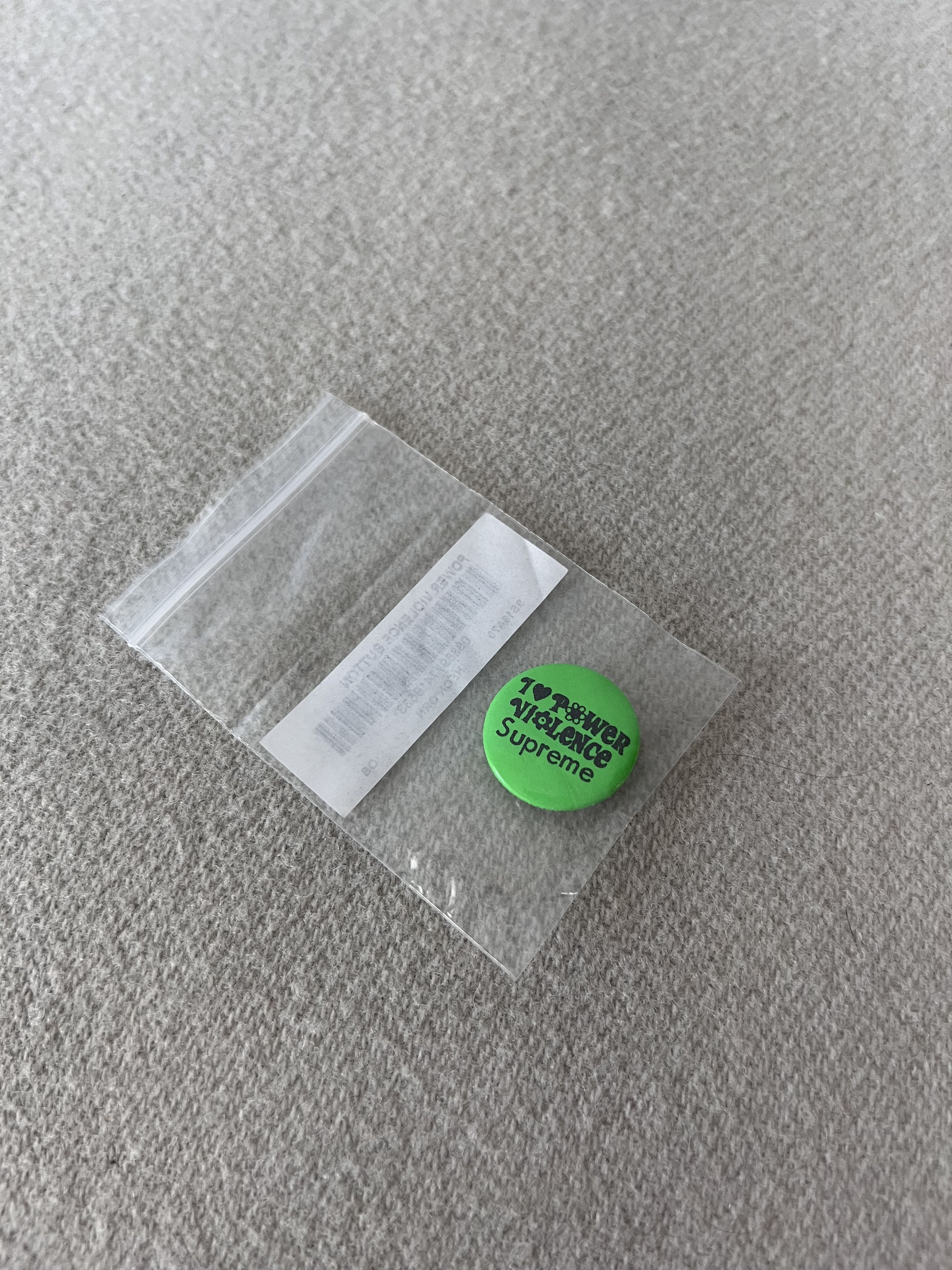 Supreme Supreme SS19 Power Violence Button Pin in Green Size ONE SIZE - 1 Thumbnail