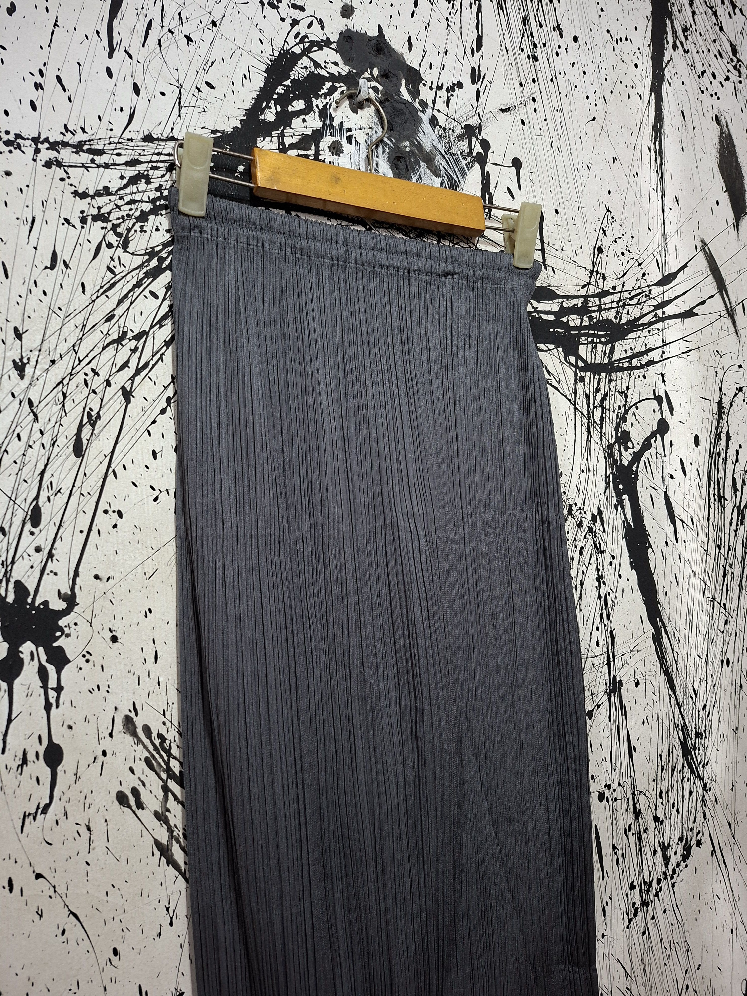 Pleats Please Issey Miyake PLEATS PLEASE ISSEY MIYAKE CLASSIC MIDI SKIRT Size 26" / US 2 / IT 38 - 2 Thumbnail