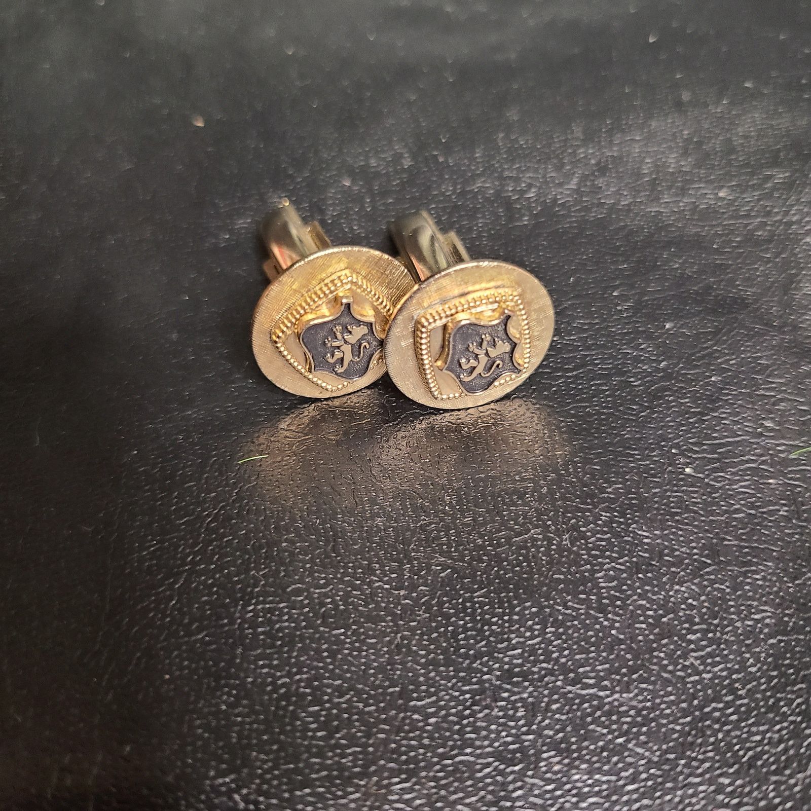 Vintage Vintage cathe Coat of Arms Lion Shield cufflinks Tie Pin Size ONE SIZE - 1 Thumbnail