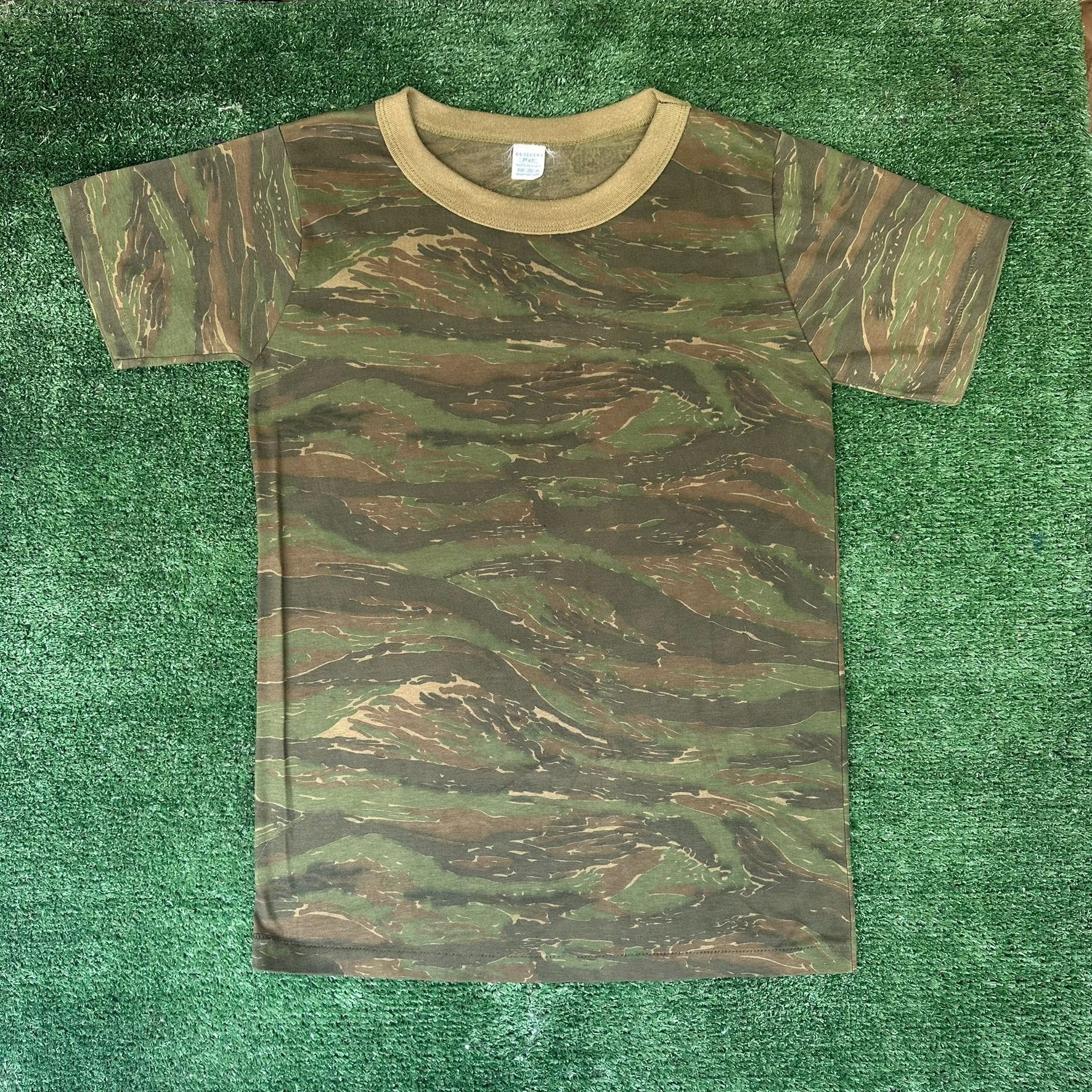 Vintage Vintage 80s Tiger Stripe Camo T-Shirt Single Stitch Vietnam Size US M / EU 48-50 / 2 - 1 Thumbnail