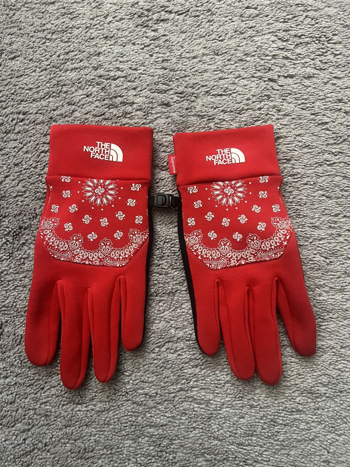 Supreme bandana clearance gloves