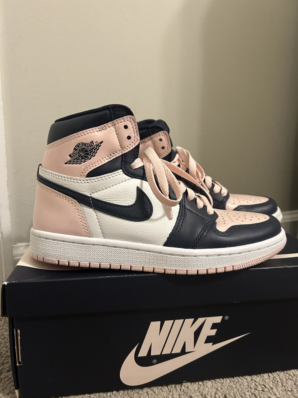 Jordan Brand Jordan 1 Retro High OG "Atmosphere" (Bubble Gum) Women's 6.5 Size US 6.5 / IT 36.5 - 1 Thumbnail