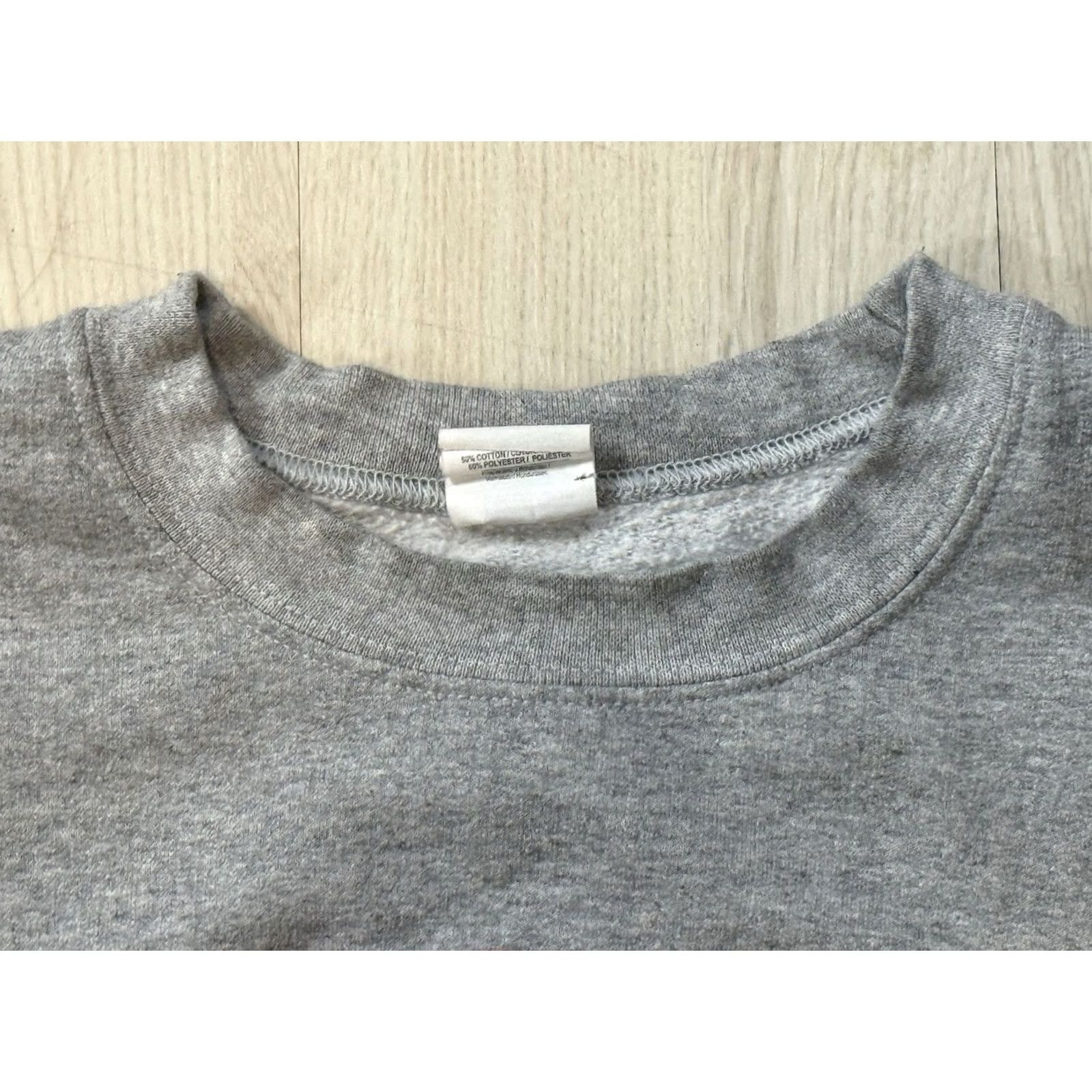 Gildan VINTAGE Louisville Cardinals Ice Hockey Crewneck Sweatshirt Medium NCAA Shirt Mens Gray Embroidered Logo Graphic Print College University 90s 00s Size US M / EU 48-50 / 2 - 6 Thumbnail