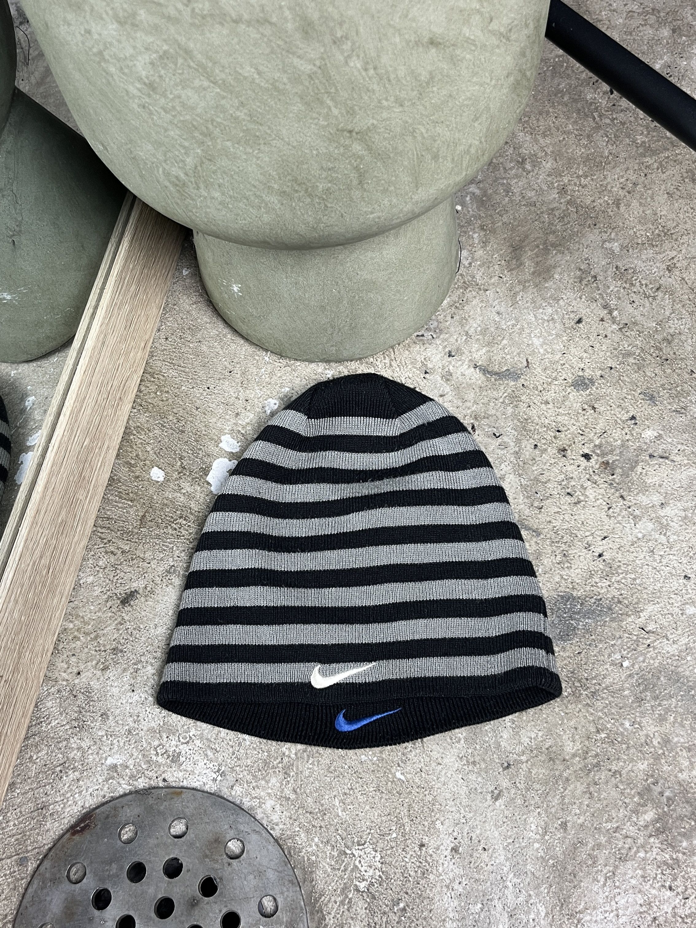 Vintage 2000s NIKE STRIPED REVERSIBLE SWOOSH BEANIE - № 4502 Size ONE SIZE - 1 Thumbnail