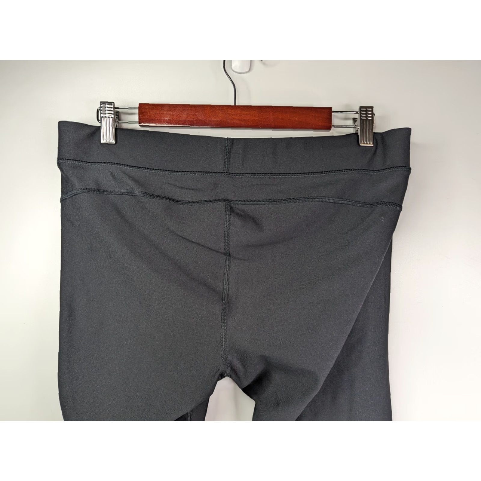 Under Armour VINTAGE? No, it's not vintage. Under Armour Heat Gear Compression Running Leggings XL Black Grey Pattern Women Leggings Size 40" / US 18 - 5 Thumbnail