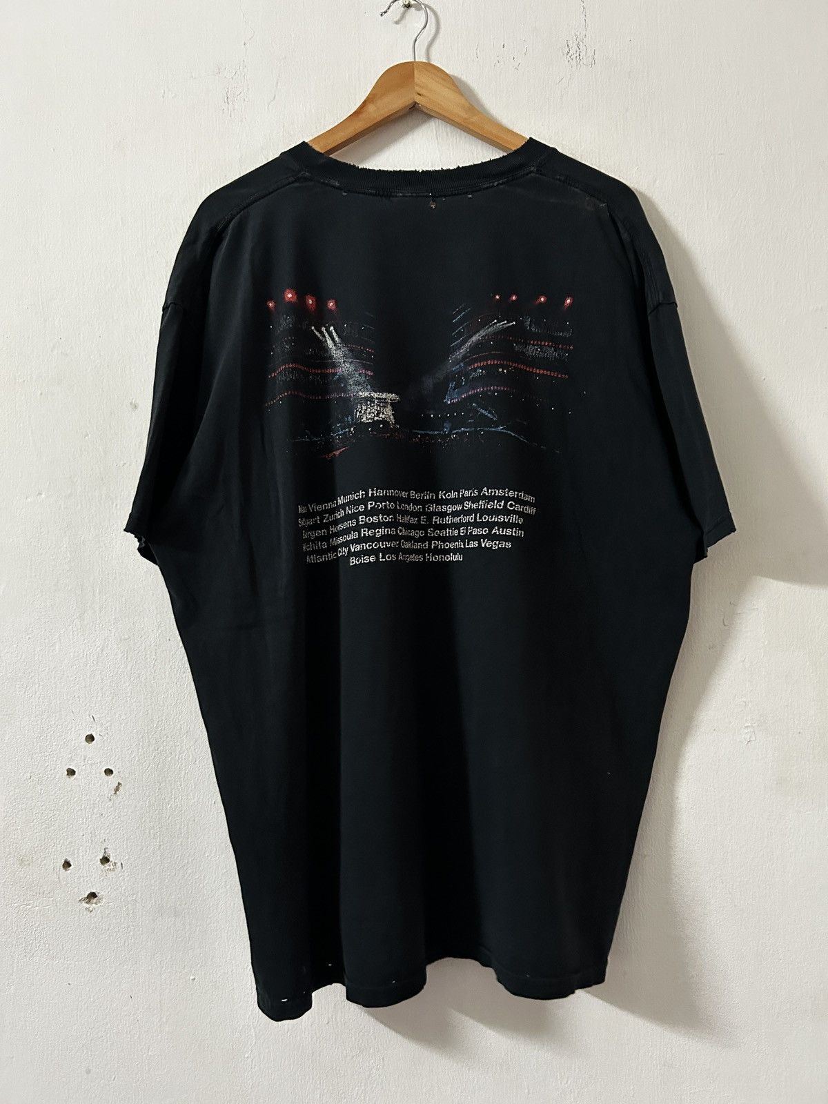 Band Tees Vintage 2000’s Rolling Stones Faded Distressed ERD style Size US XXL / EU 58 / 5 - 2 Thumbnail