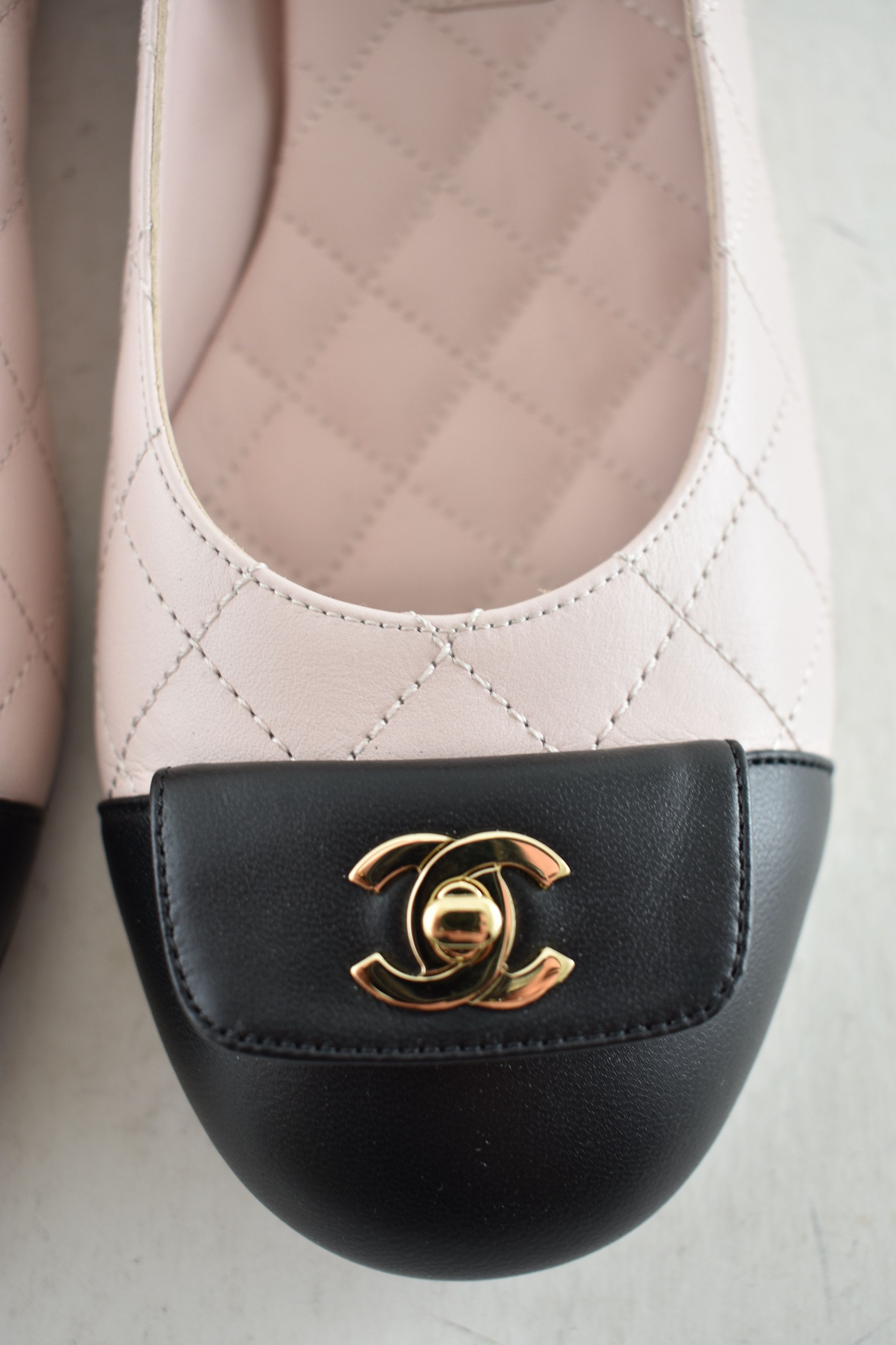 Chanel Chanel 24B Pink Black Turnlock Gold CC Logo Ballet Flat 38 Size US 8 / IT 38 - 8 Thumbnail
