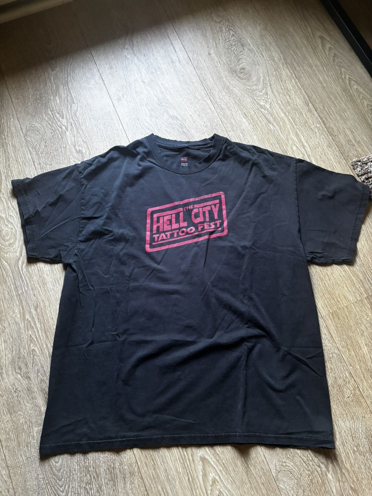 Vintage Vintage Sunfaded Distressed Black Hell City Tattoo Fest Tee Size US XL / EU 56 / 4 - 2 Thumbnail