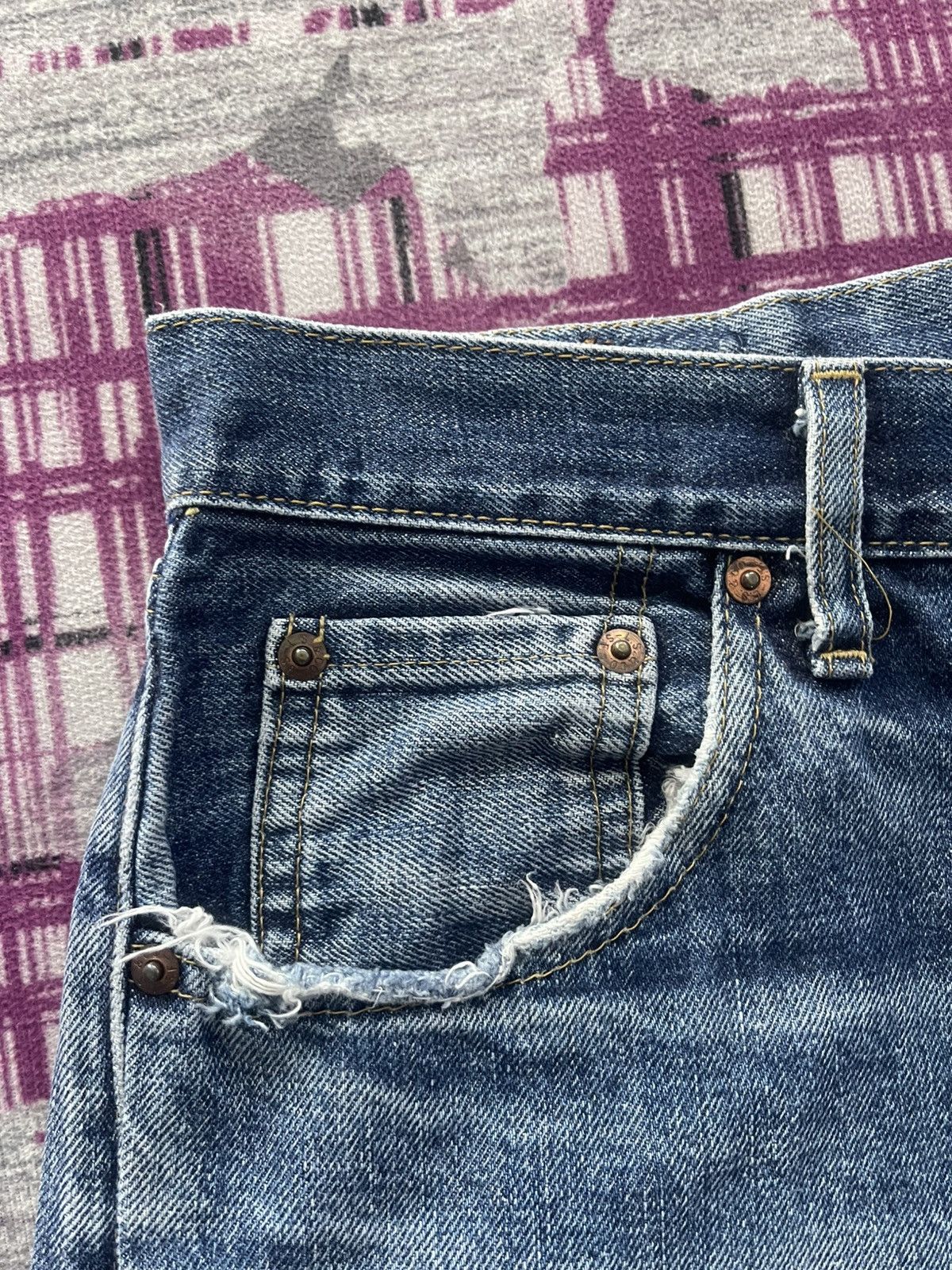Levi's × Vintage VINTAGE DISTRESSED LEVI’S BIG’E’ 702 BUCKLE BACK SELVEDGE Size US 35 - 4 Thumbnail
