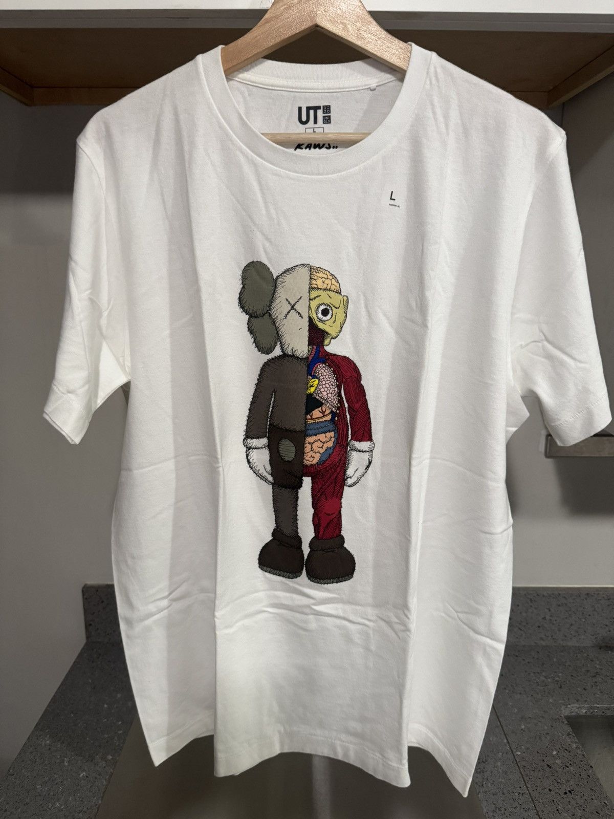 Kaws × Uniqlo Uniqlo/Kaws T-shirt 2019 Size US L / EU 52-54 / 3 - 1 Thumbnail