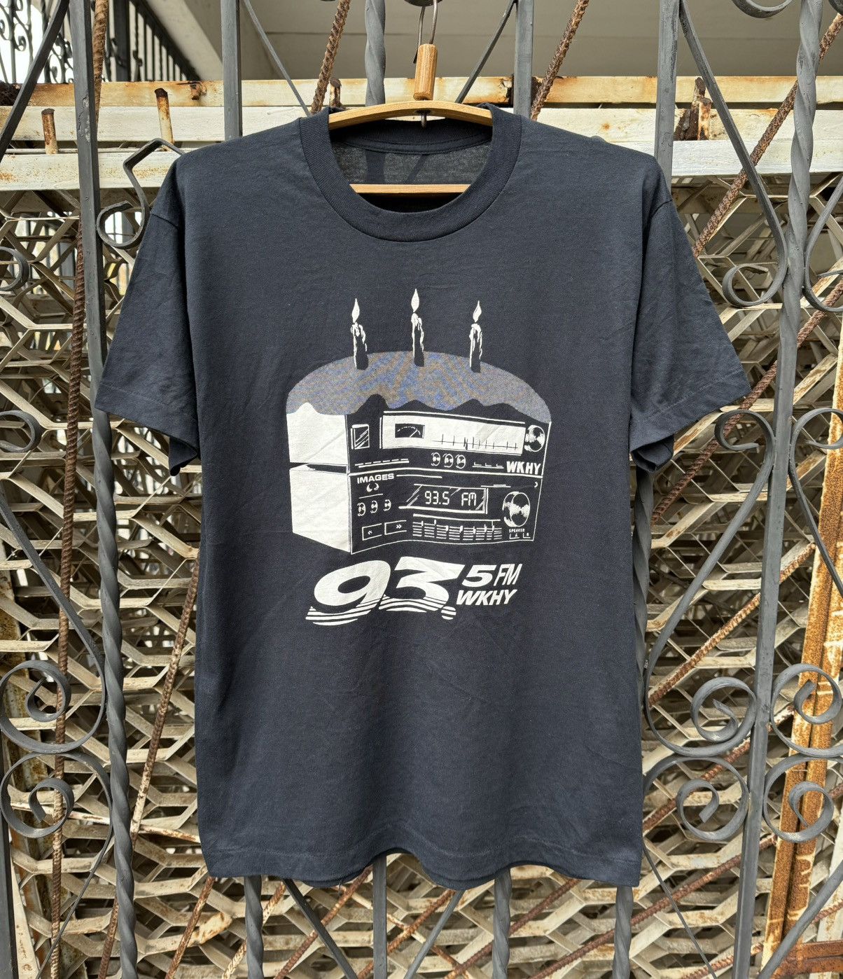 Band Tees Vintage 1990 93.5 WKHY fm Radio 30 years T Shirt Size US L / EU 52-54 / 3 - 1 Thumbnail