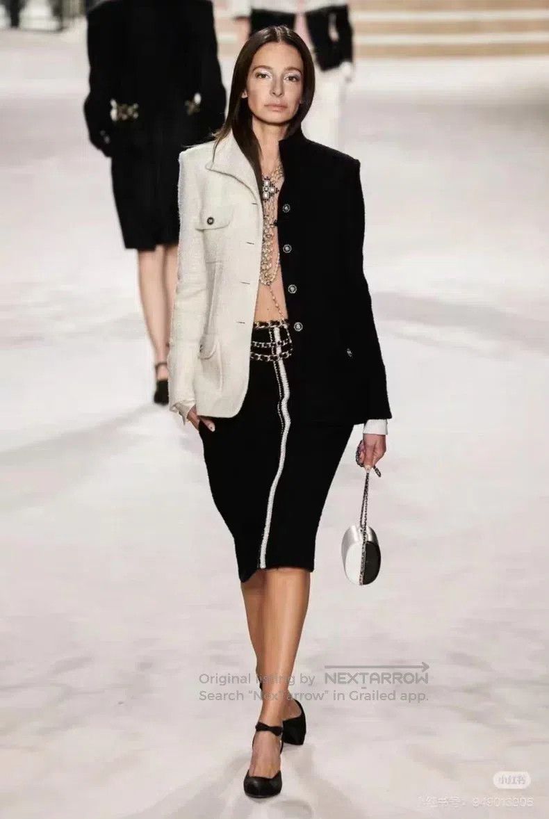 Chanel Chanel High-end workshop, black and white mandarin duck, t Size S / US 4 / IT 40 - 2 Thumbnail