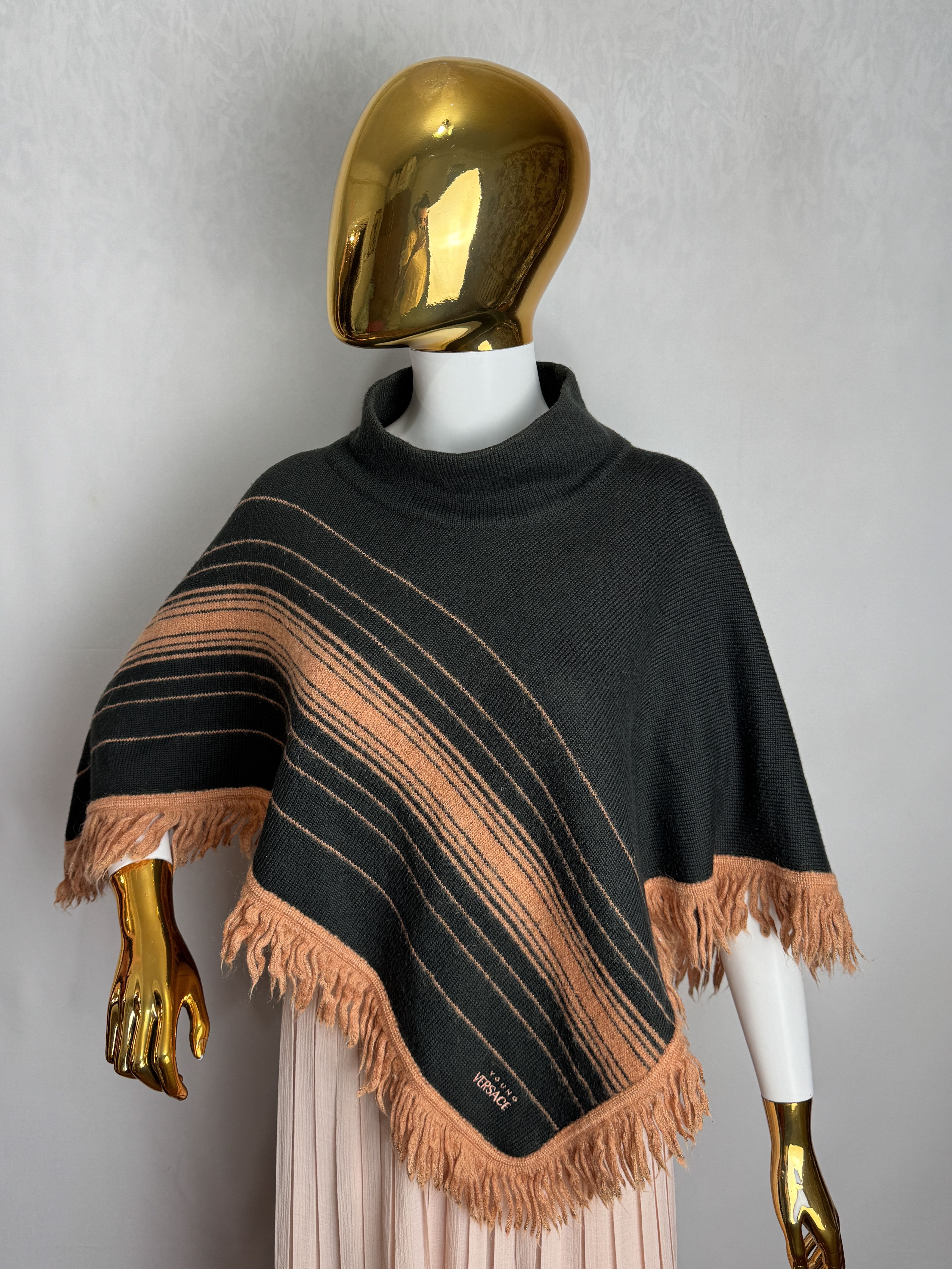 Versace VERSACE YOUNG vintage women’s wool blend poncho Size XS / US 0-2 / IT 36-38 - 10 Thumbnail