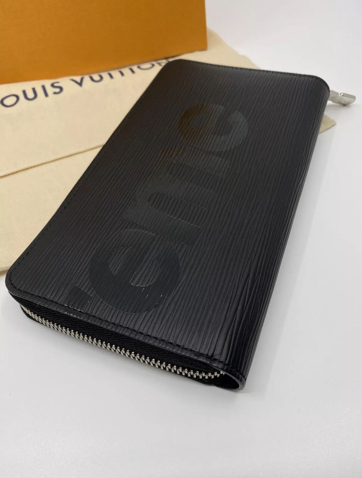 Louis Vuitton × Supreme Louis Vuitton X Supreme Zippy Wallet M67723 Black Epi Size ONE SIZE - 4 Thumbnail