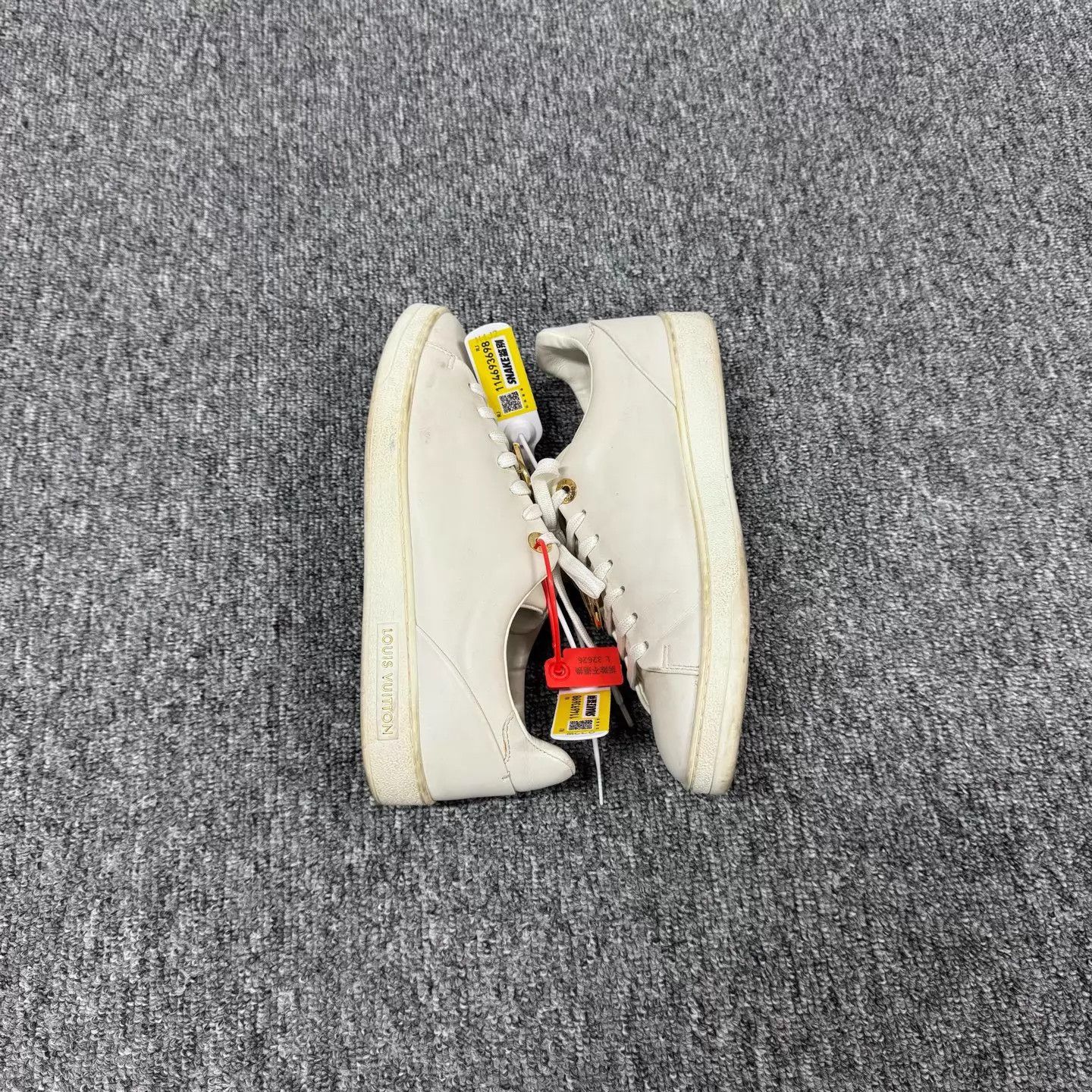 Louis Vuitton LV White Metallic Logo Low-Top Sneaker 38 97 New Size US 7.5 / IT 37.5 - 6 Thumbnail