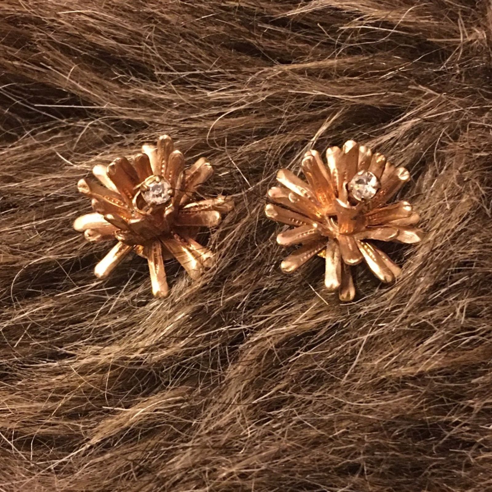 Jewelry Vintage gold tone pine cone pierced earrings Size ONE SIZE - 1 Thumbnail