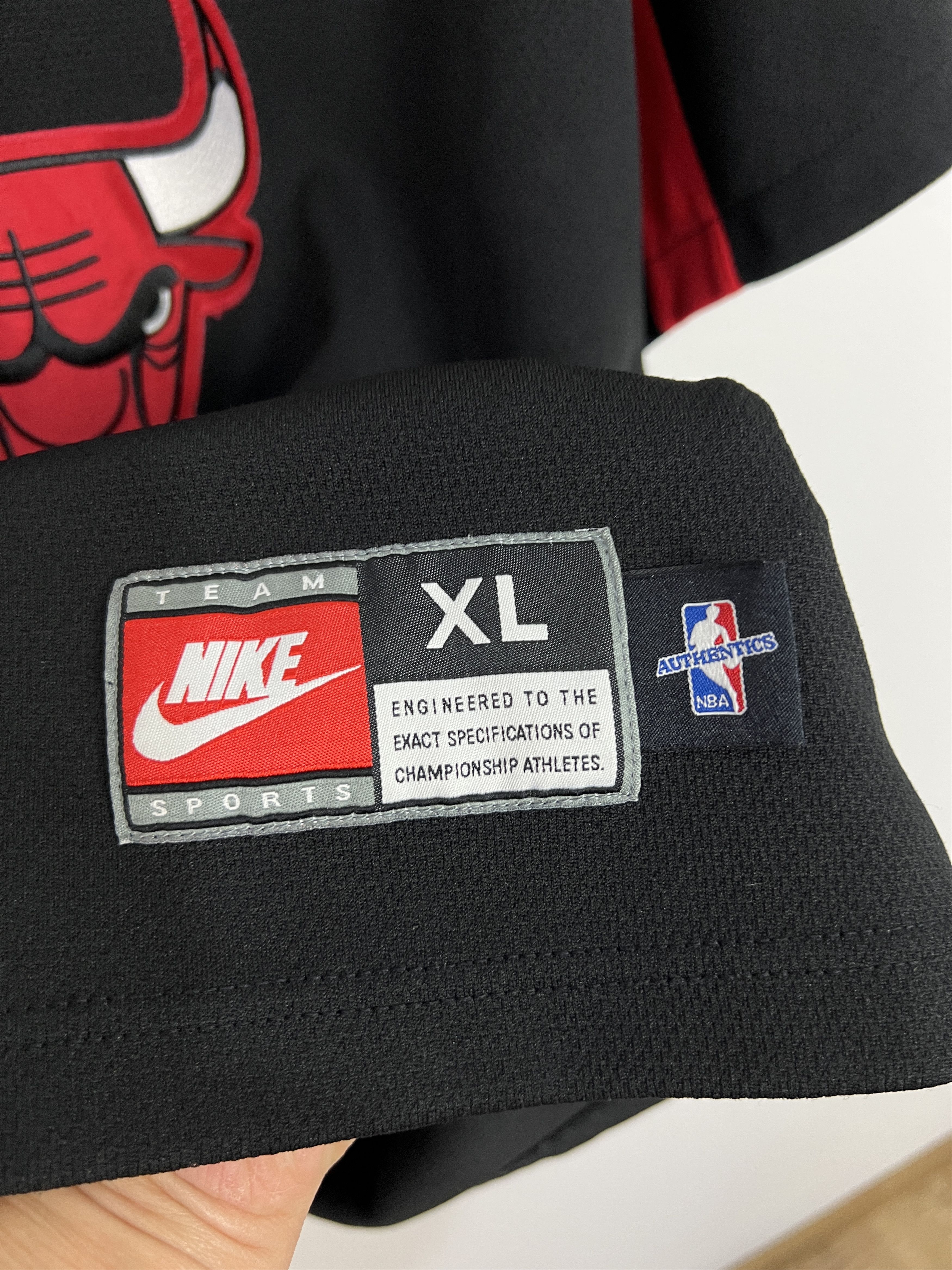 Nike Vintage Nike NBA Chicago Bulls Warm Up Shooting Jersey Tee Size US XL / EU 56 / 4 - 6 Thumbnail