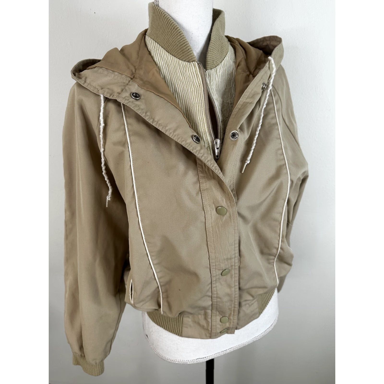 Vintage VINTAGE 80s Beige Windbreaker Light Jacket Coat Hooded Women’s Small Bomber Crop Jacket Women Size S Beige Windbreaker 80s Style Hooded Womens Size S / US 4 / IT 40 - 2 Thumbnail