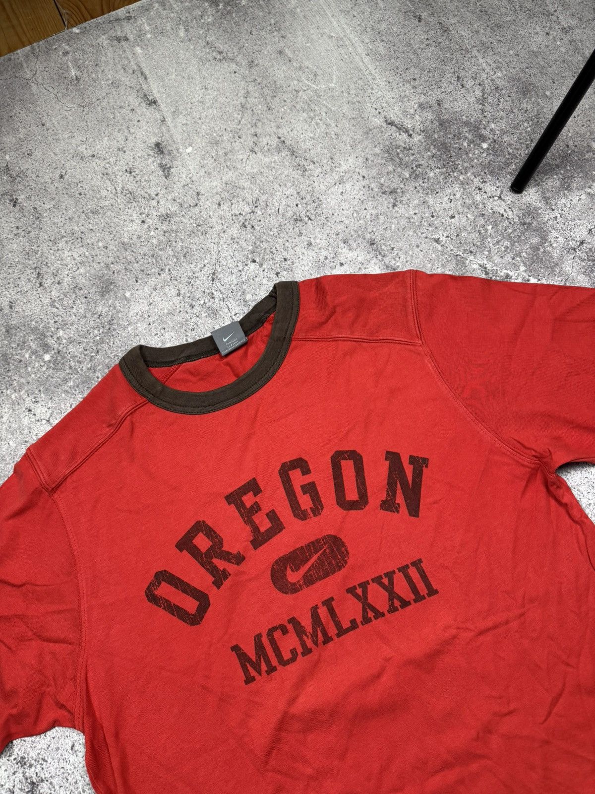 Nike Vintage Nike Oregon Y2K Big Logo T Shirt Streetwear Size US L / EU 52-54 / 3 - 3 Thumbnail