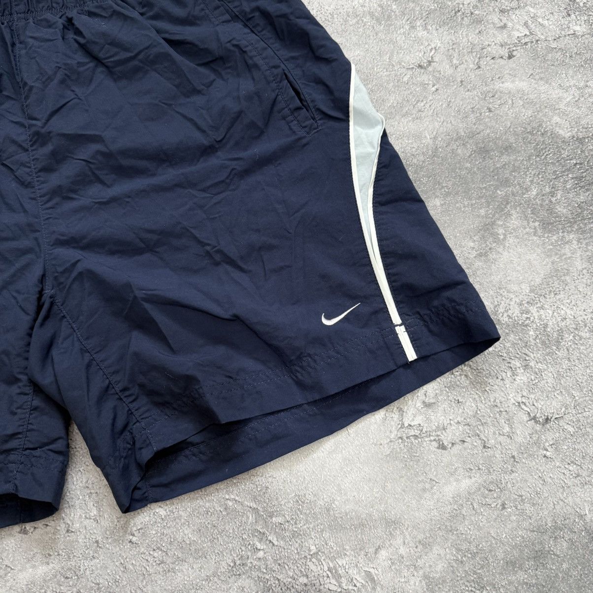 Vintage Vintage Nike Nylon Shorts Y2K Size US 34 / EU 50 - 2 Thumbnail