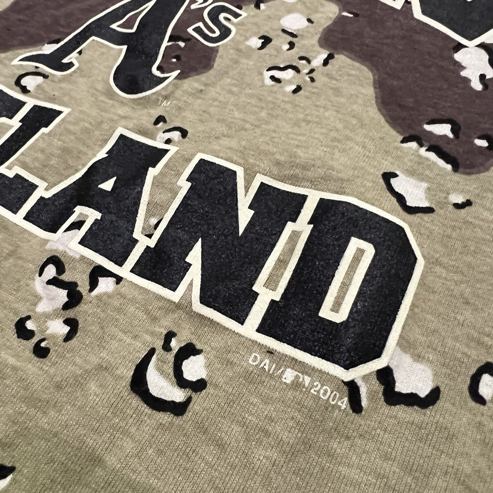 Vintage Vintage Oakland Athletics True Fan Camo Baseball MLB T Shirt Size US L / EU 52-54 / 3 - 4 Thumbnail