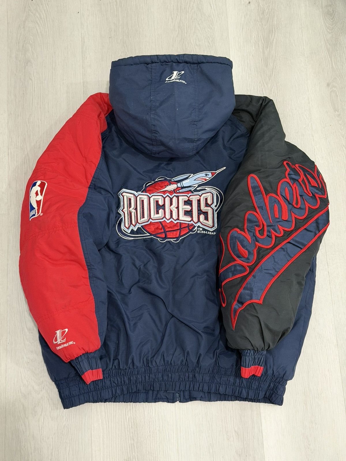 Logo Athletic Vintage 90s Houston Rockets Logo Athletic Puffer Jacket XL Size US XL / EU 56 / 4 - 1 Thumbnail