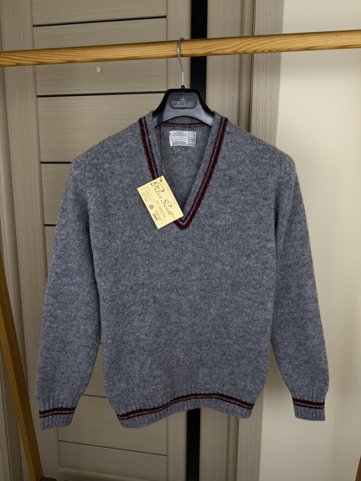 Other Vintage Peter Scott wool gray V sweater size S (37/97) Size US S / EU 44-46 / 1 - 3 Thumbnail